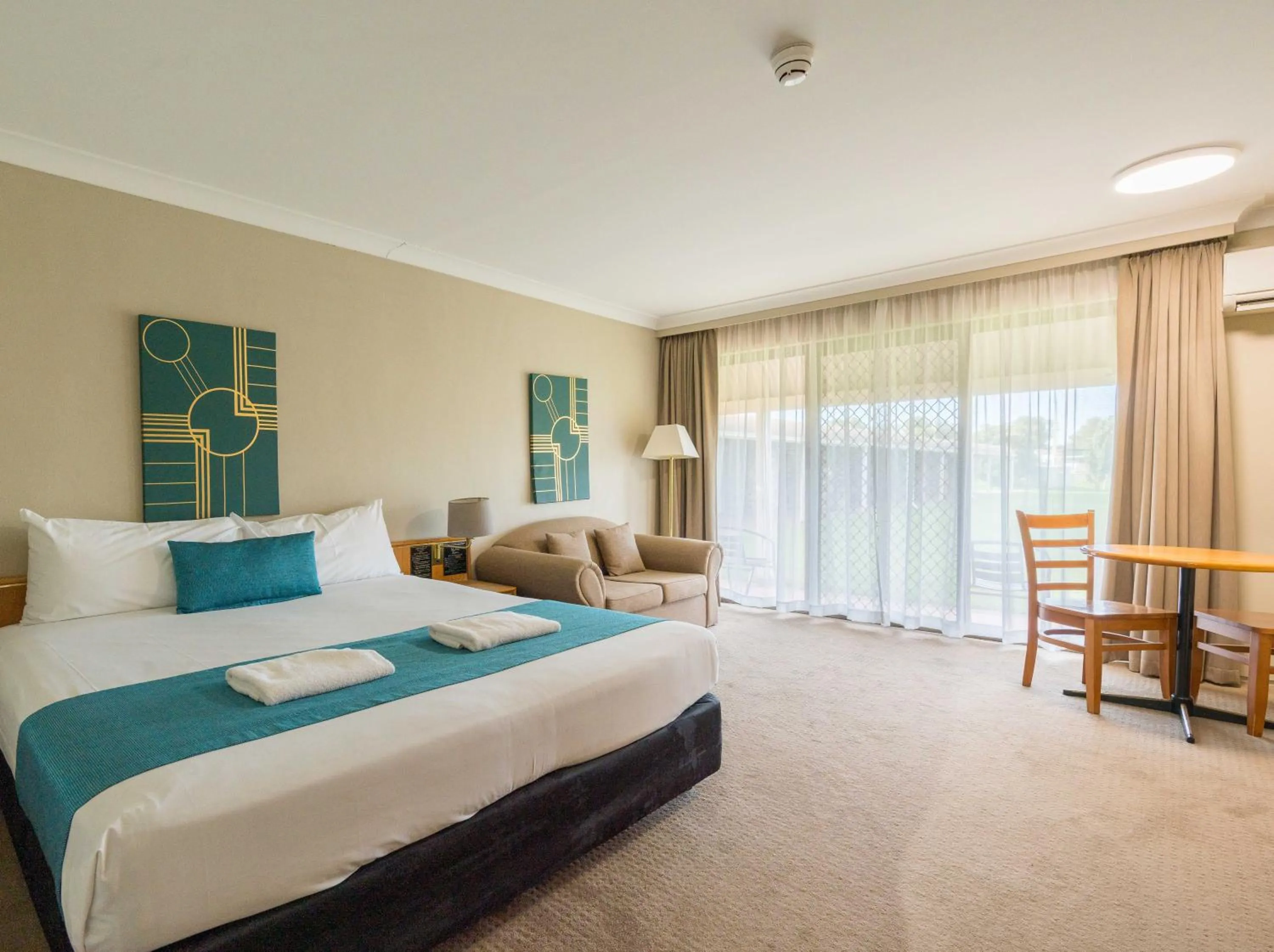 Photo of the whole room, Bed in Club Inn Motel