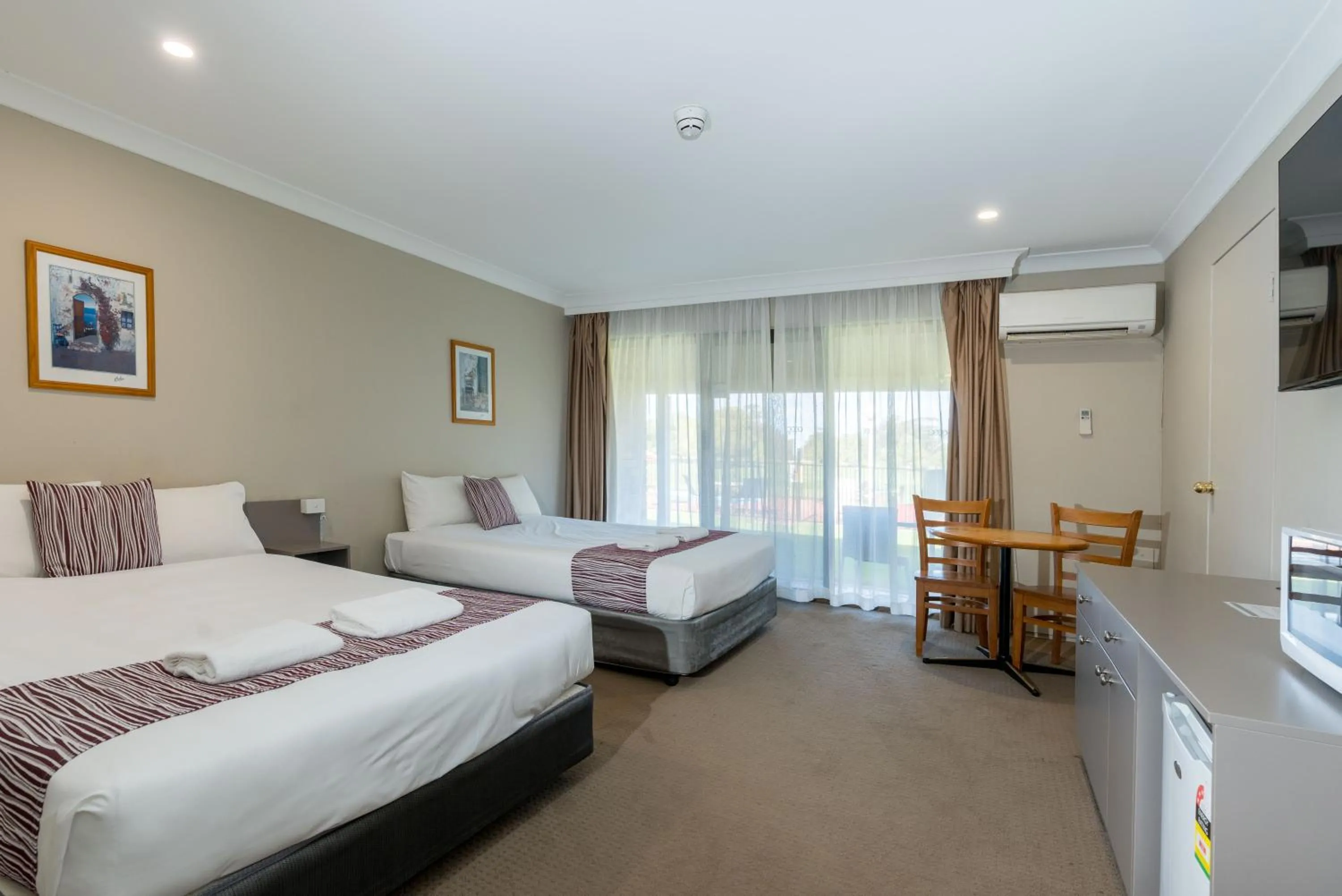 TV and multimedia, Bed in Club Inn Motel