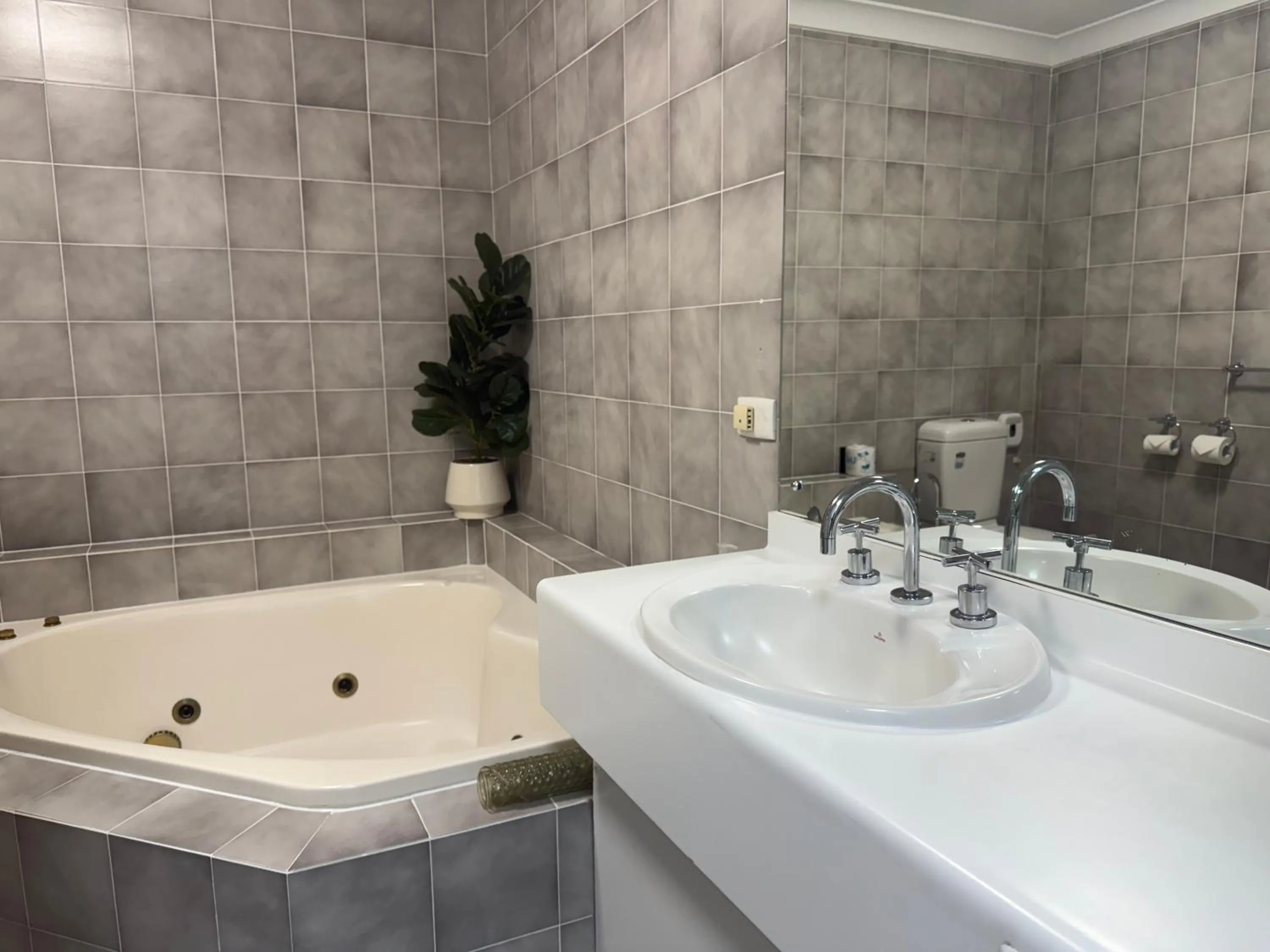 Bathroom in Club Inn Motel