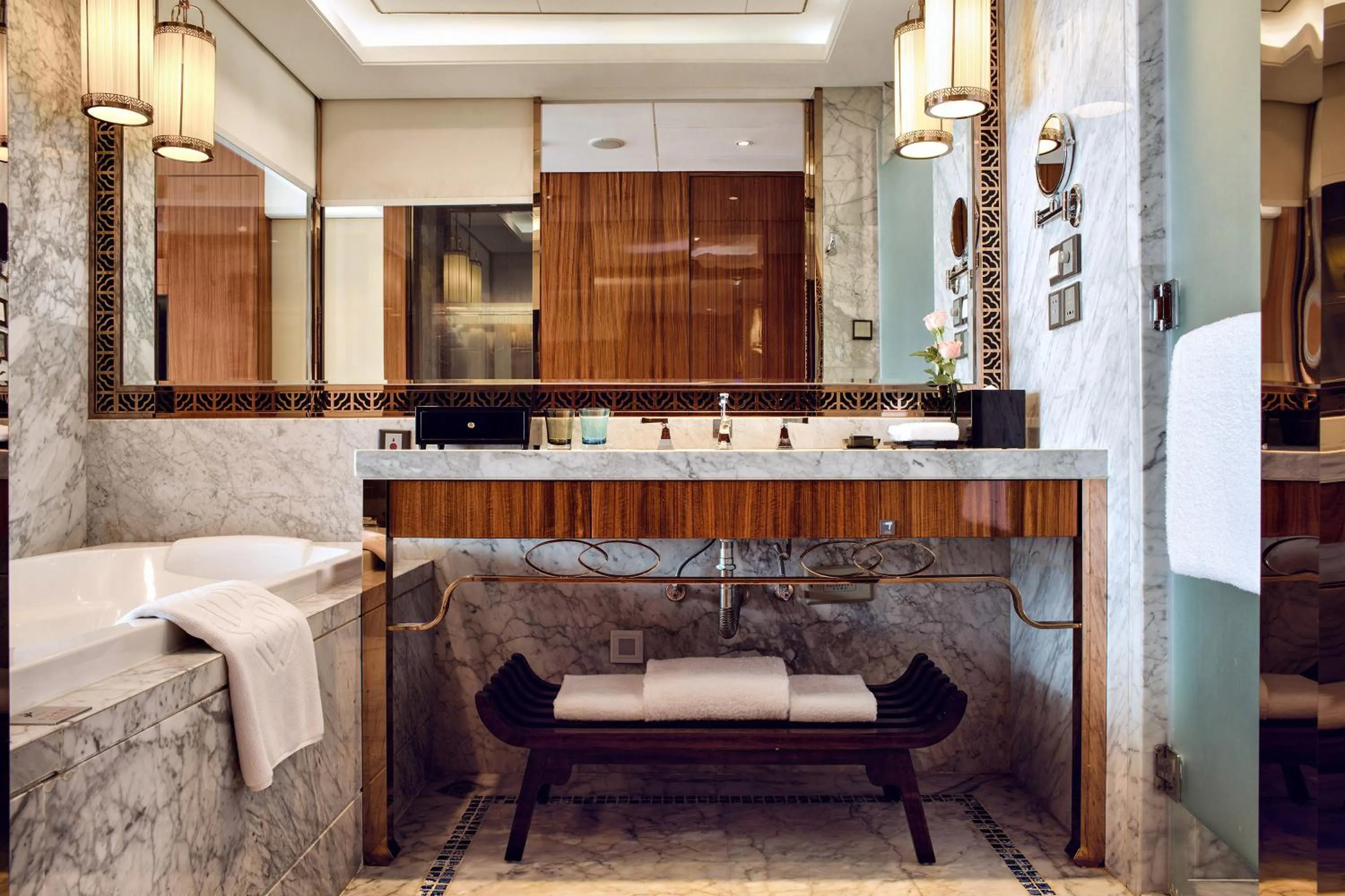 Shower in Minyoun Chengdu Kehua Hotel – Member of Preferred Hotels & Resorts