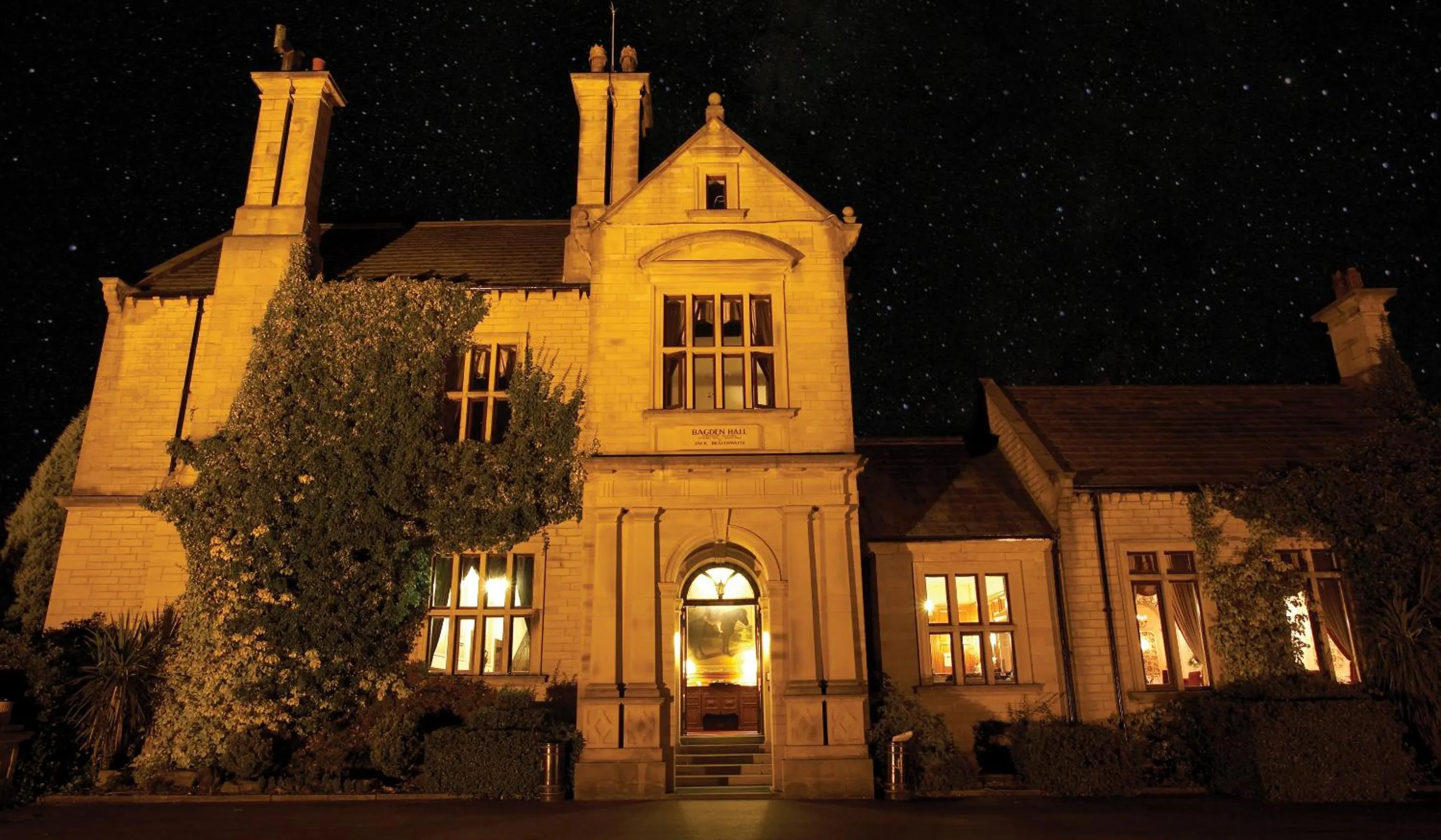 Facade/entrance in Bagden Hall Hotel