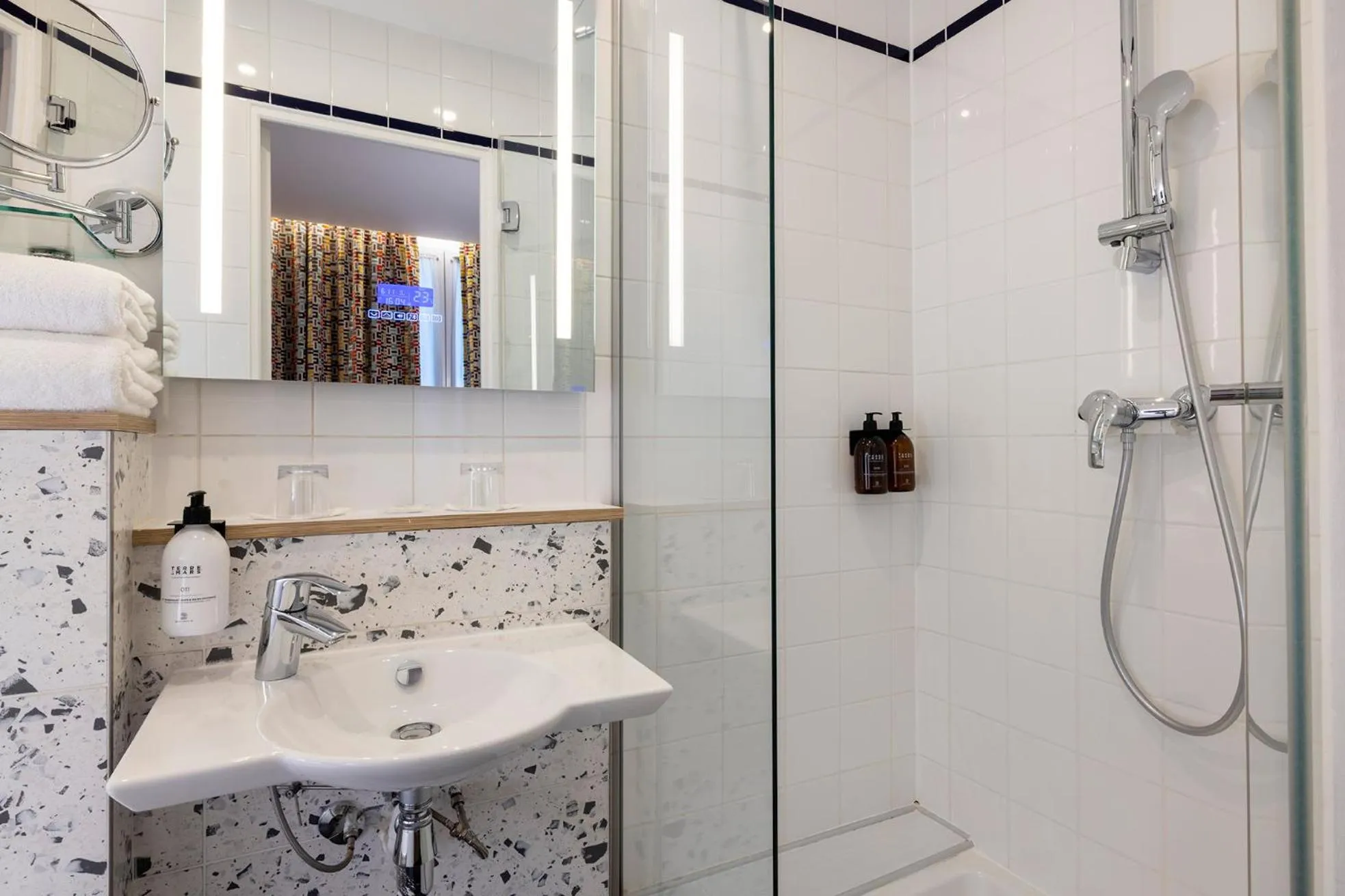 Shower in Hotel Locomo - Gare de Lyon Bastille