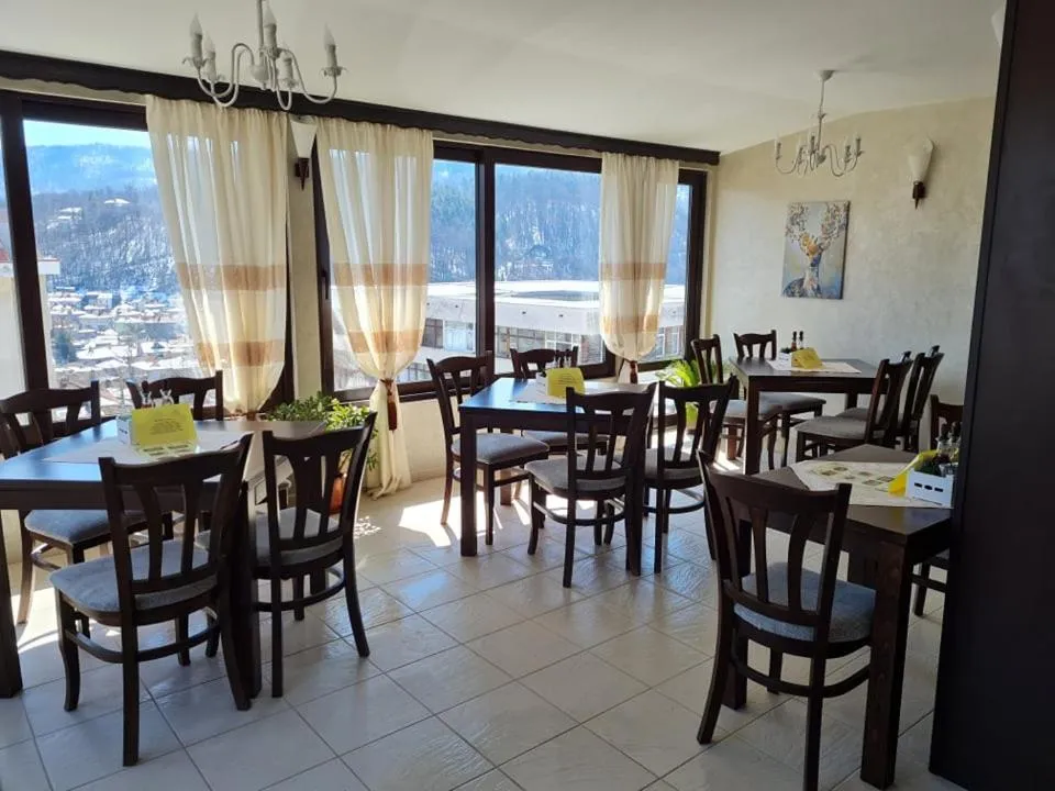 Restaurant/places to eat in Family Hotel Bela