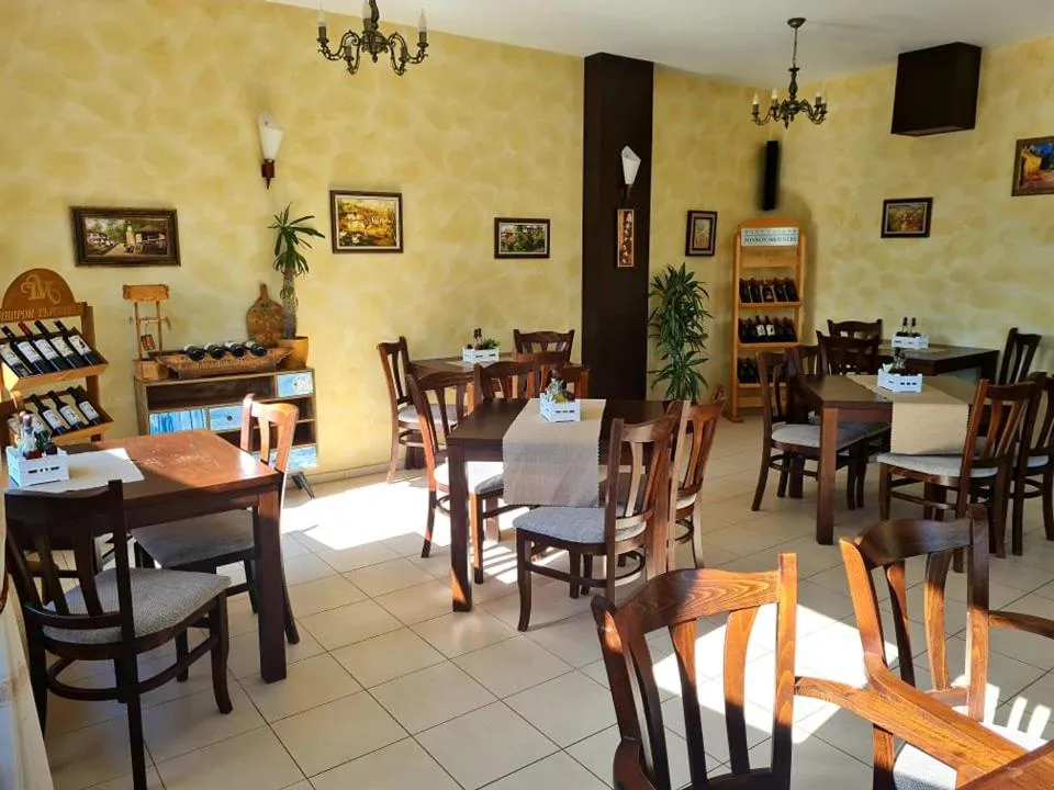 Restaurant/places to eat in Family Hotel Bela