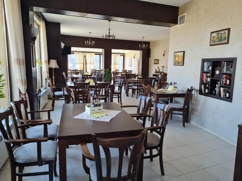 Restaurant/places to eat in Family Hotel Bela