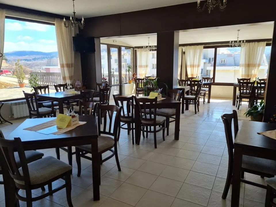 Restaurant/places to eat in Family Hotel Bela