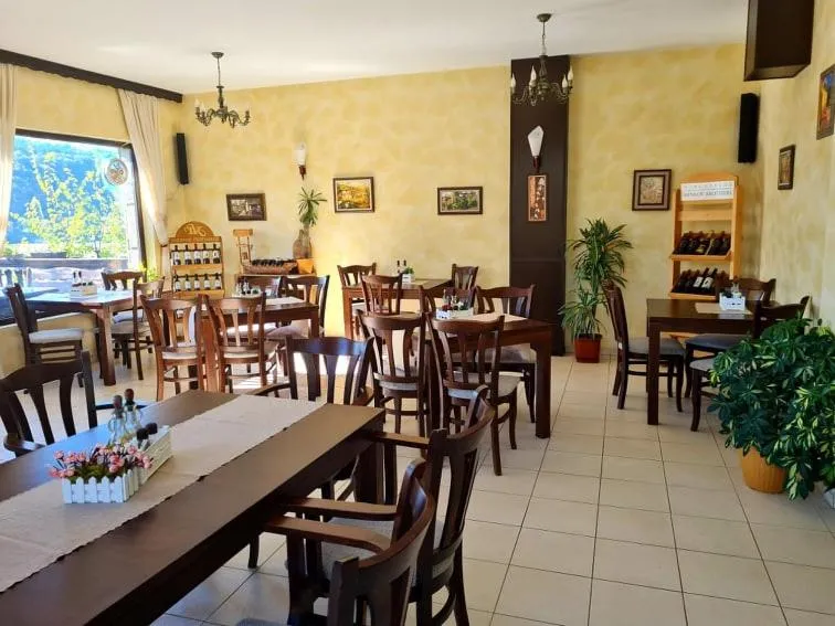 Restaurant/places to eat in Family Hotel Bela