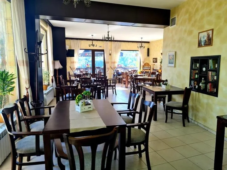 Restaurant/places to eat in Family Hotel Bela