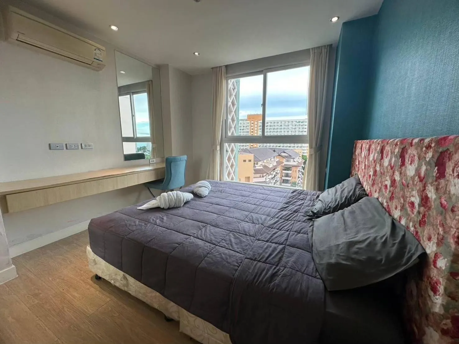 Bed in Grande Caribbean Resort Pattaya