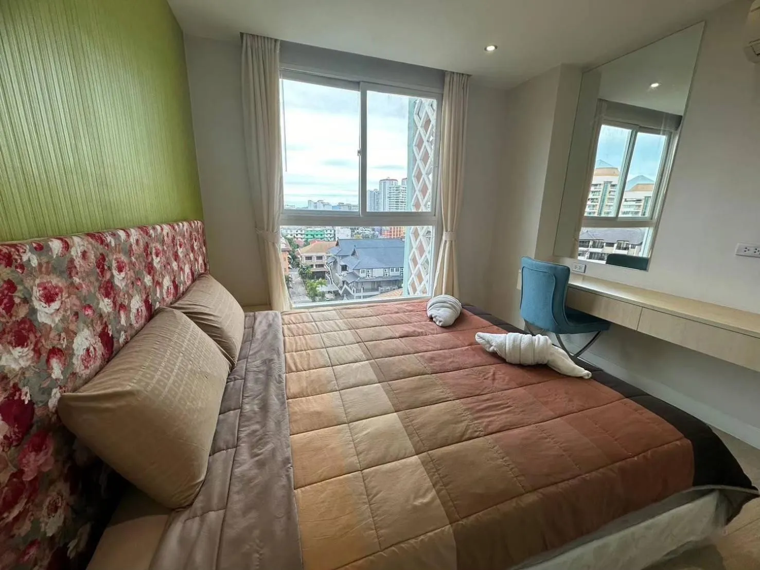 Bed in Grande Caribbean Resort Pattaya