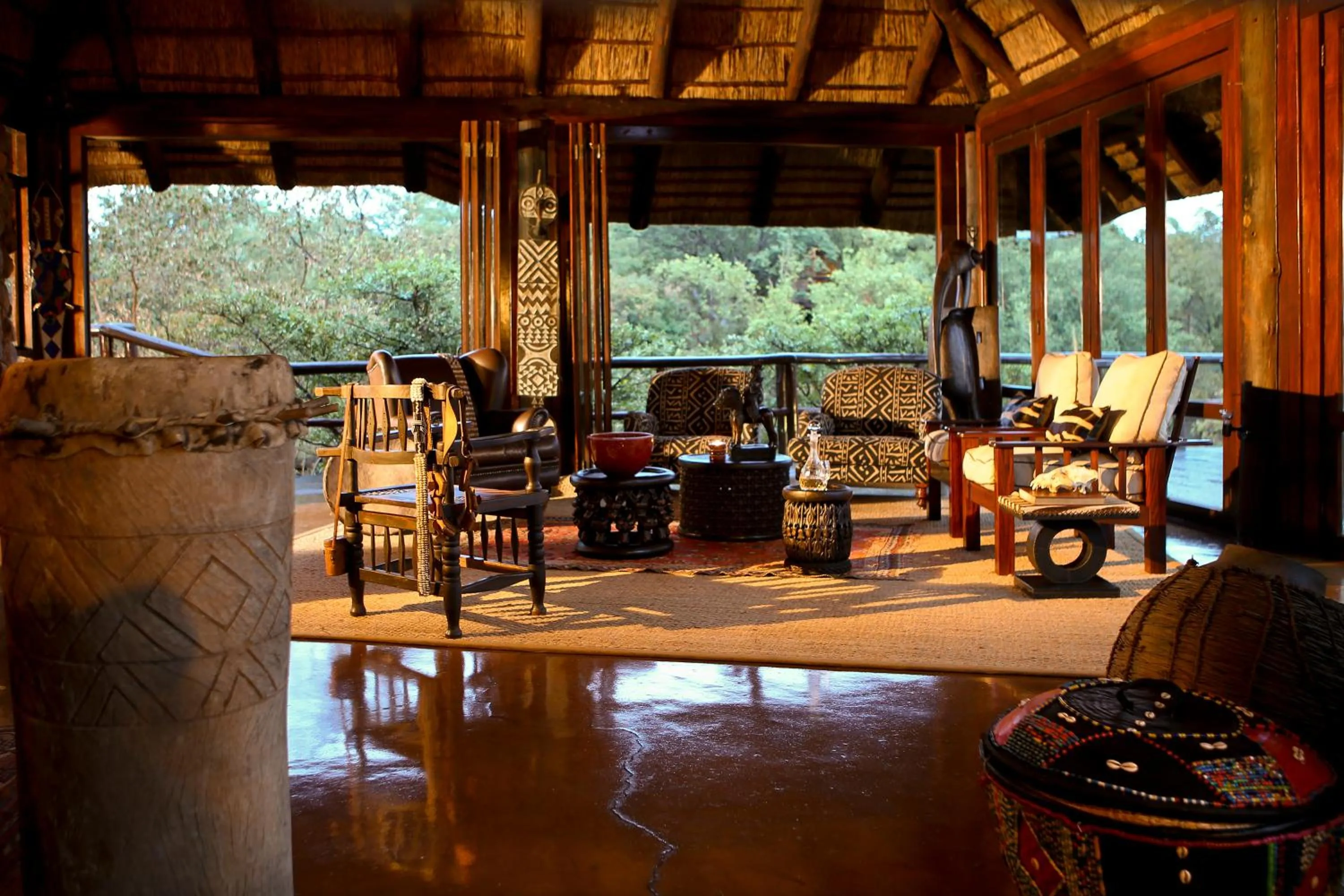 Communal lounge/ TV room in Makweti Safari Lodge