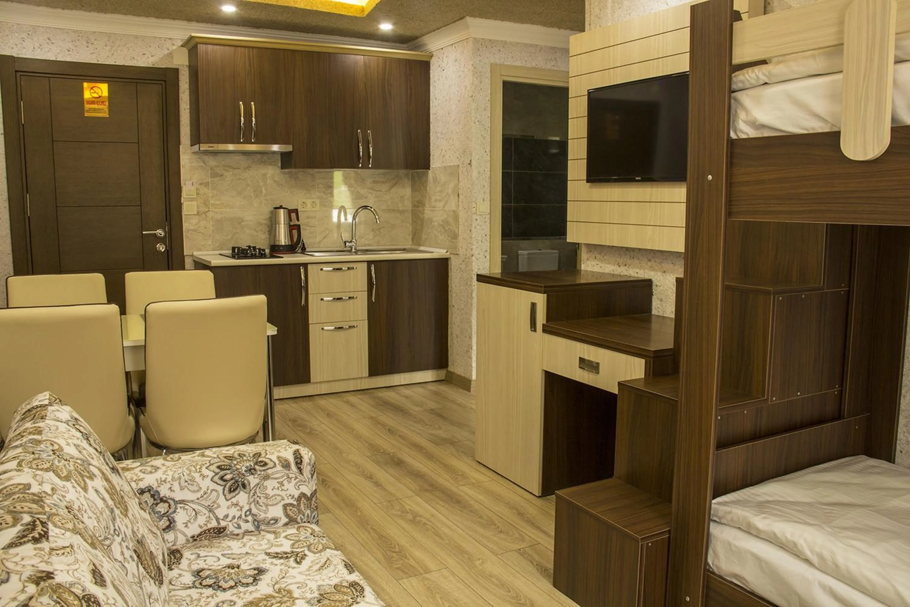 Seating area, Bed in Gelgor Hotel