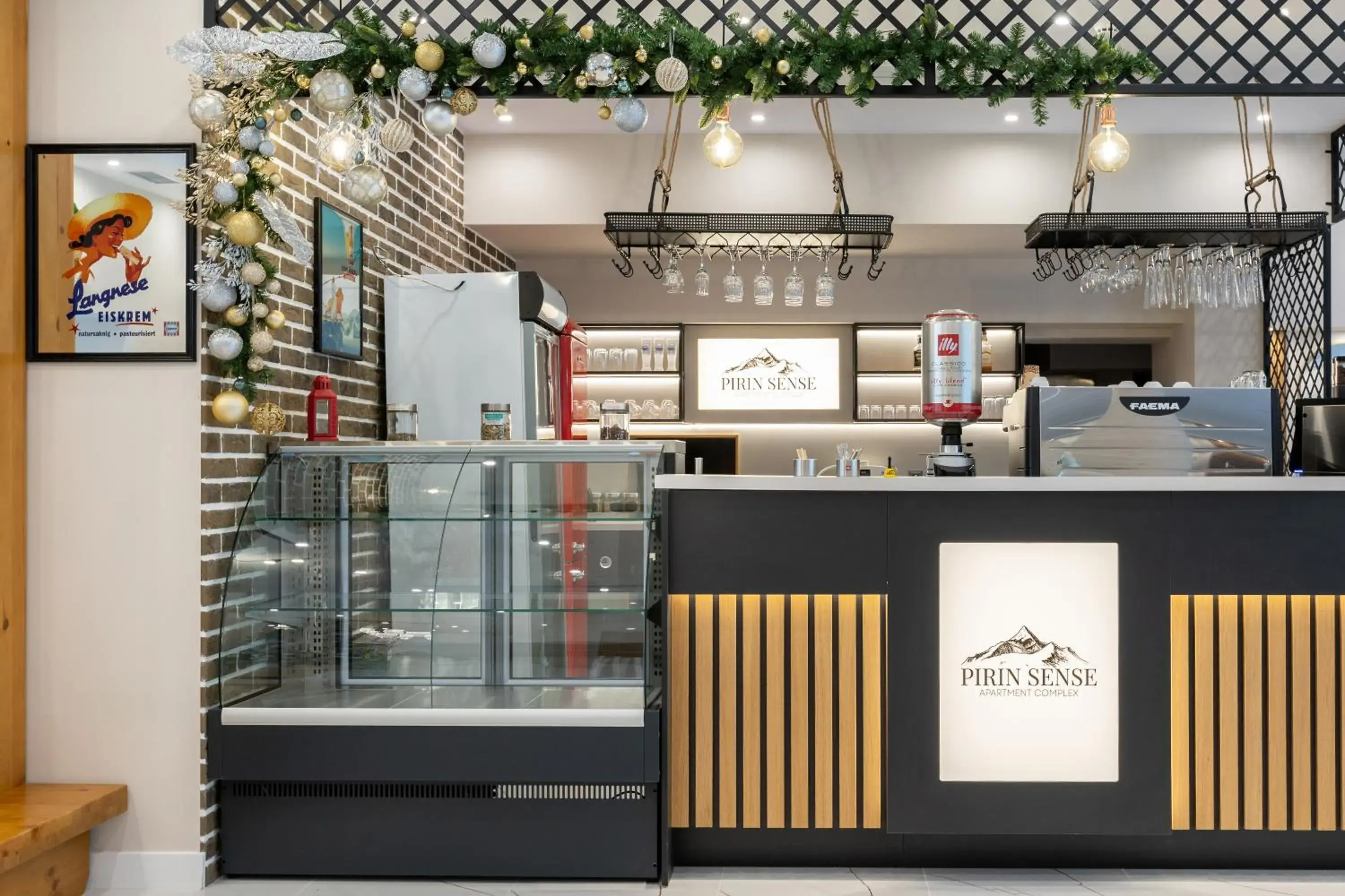 Lounge or bar in Pirin Sense Apartment Complex Lounge or bar in Pirin Sense Apartment Complex