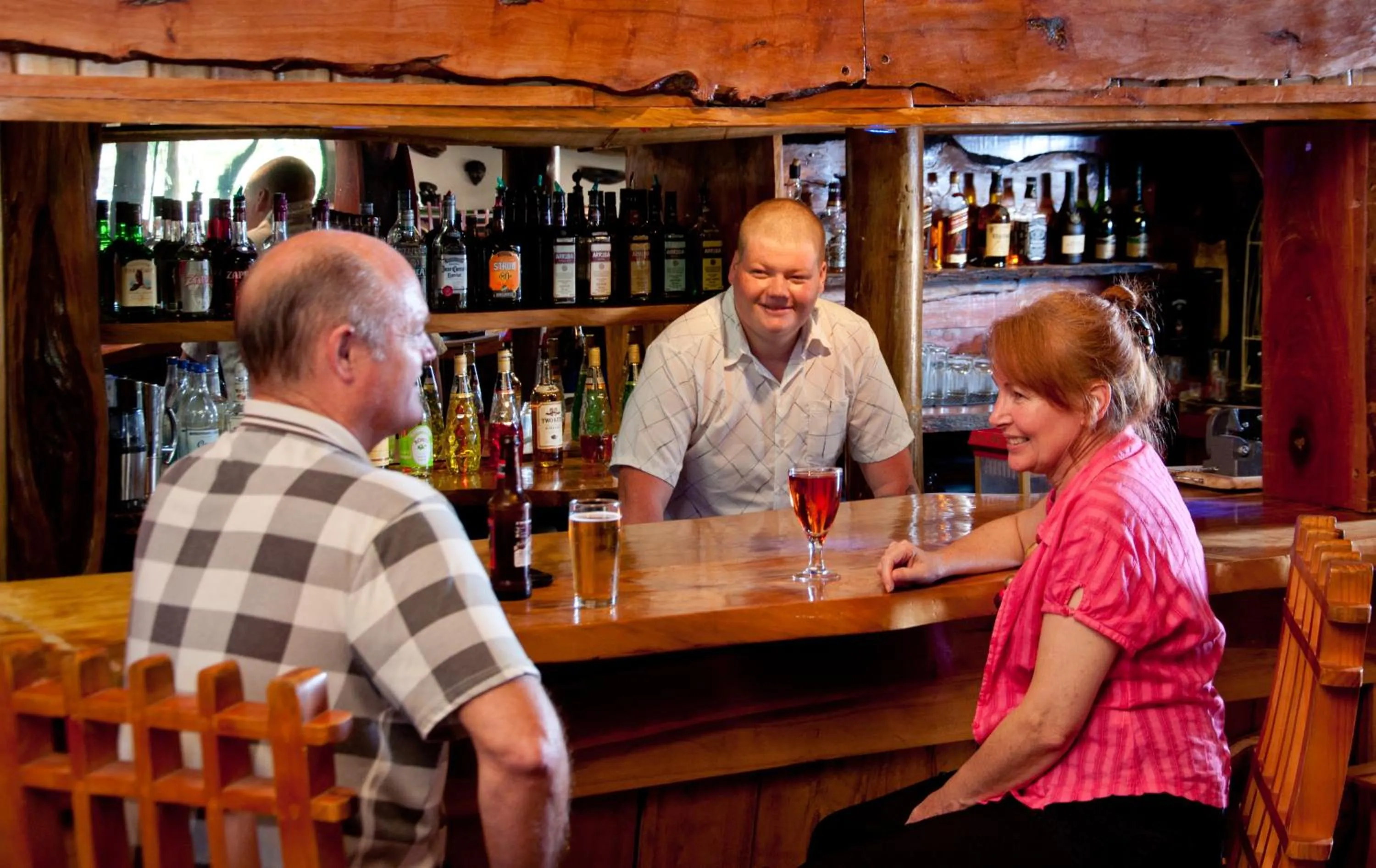 Lounge or bar in Woodpecker Inn