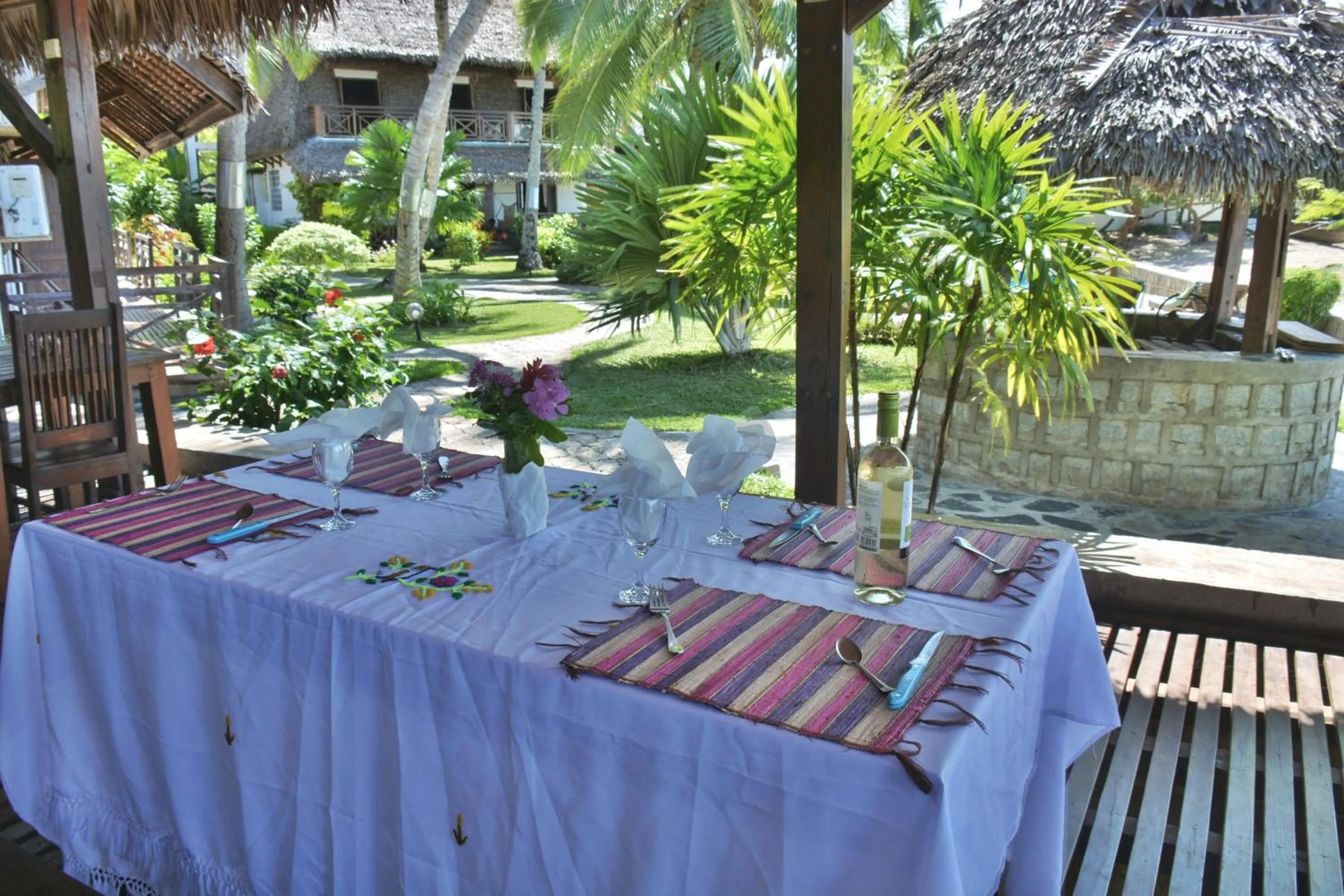 Restaurant/places to eat in Ylang hôtel