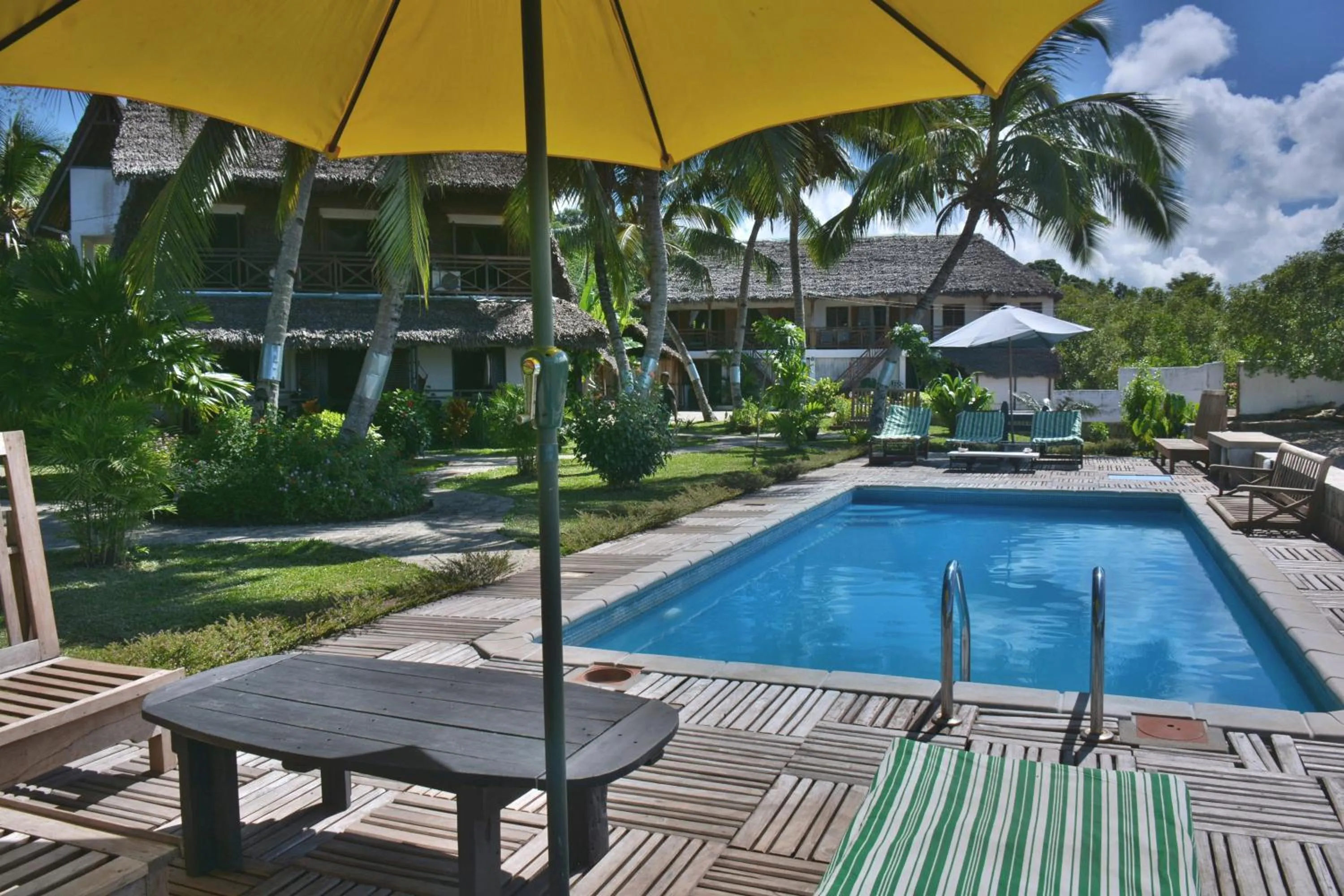 Swimming pool in Ylang hôtel