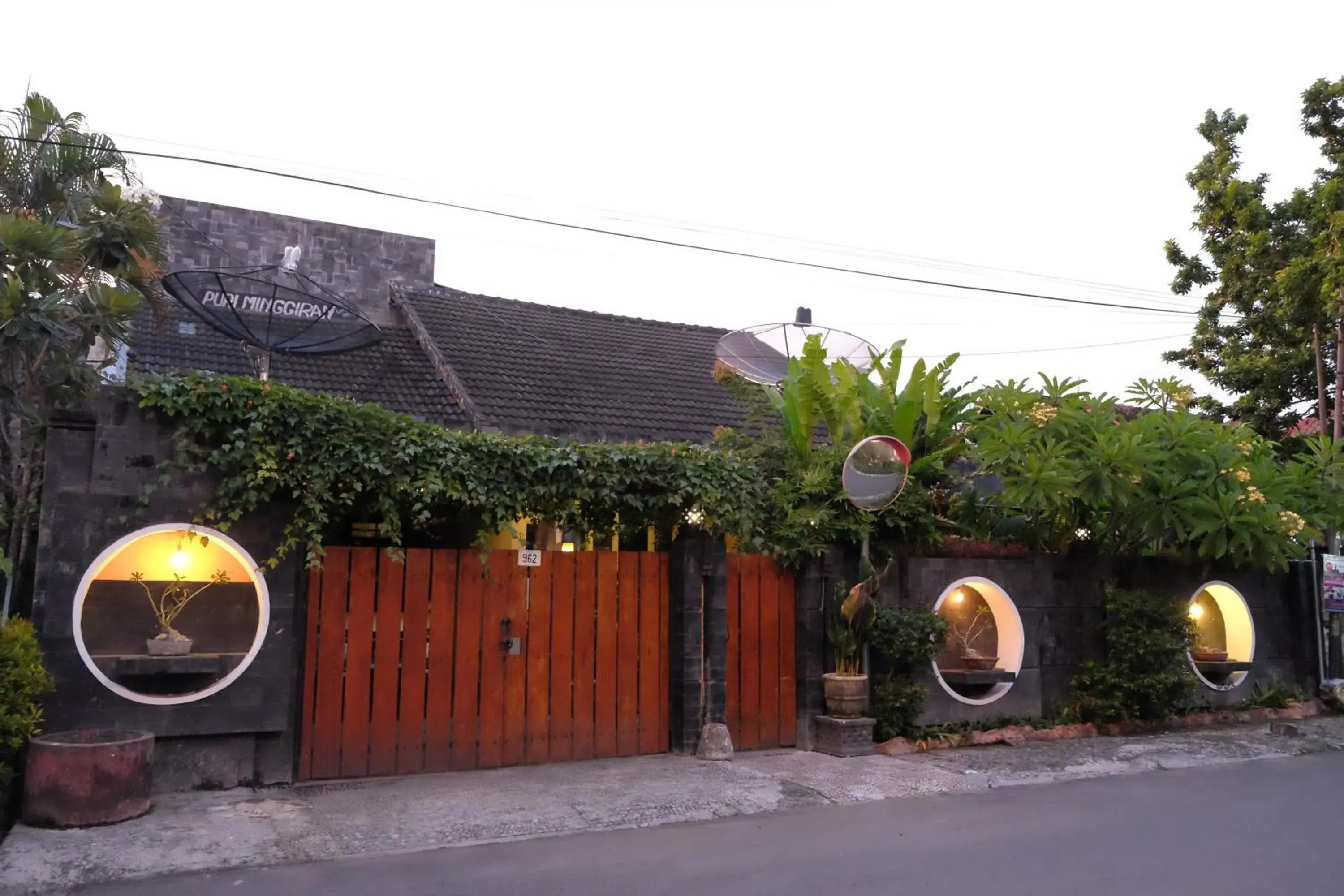 Facade/entrance in Puri Minggiran Guest House Facade/entrance in Puri Minggiran Guest House
