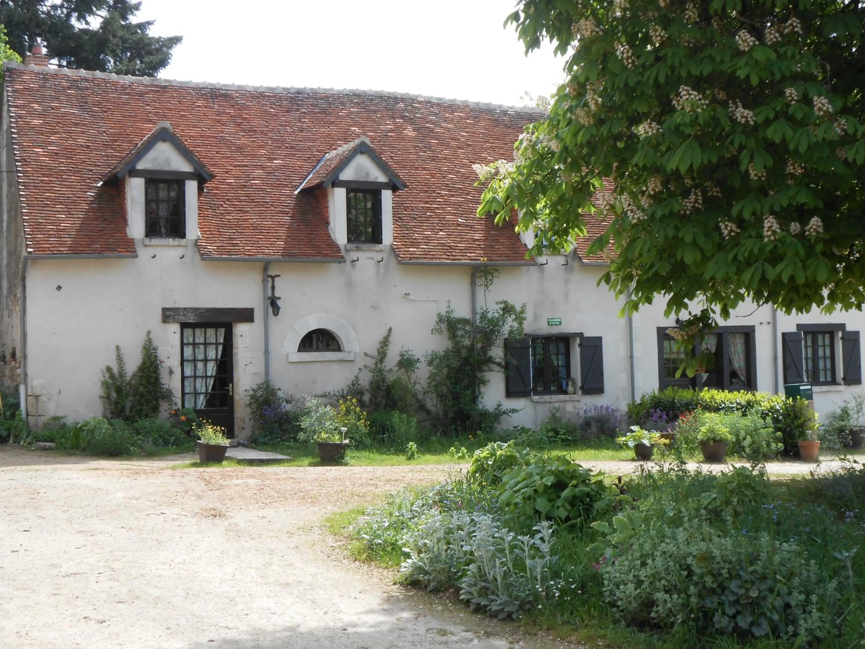 Facade/entrance in B&B La Ferme des Bordes