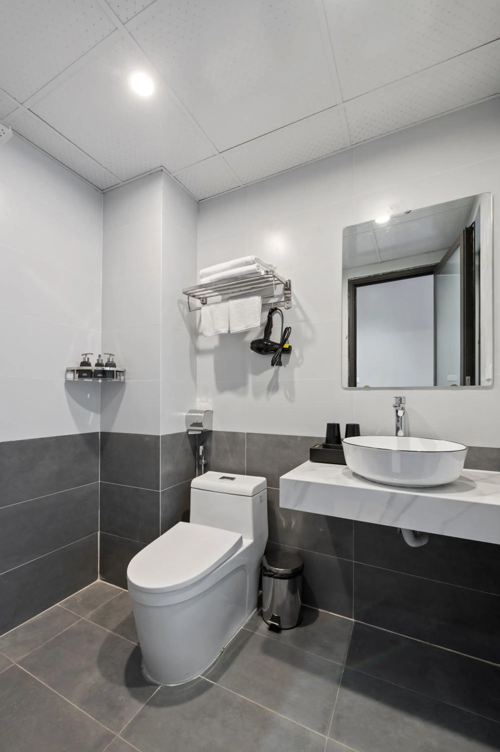 Toilet in Lakeview Residence Hotel