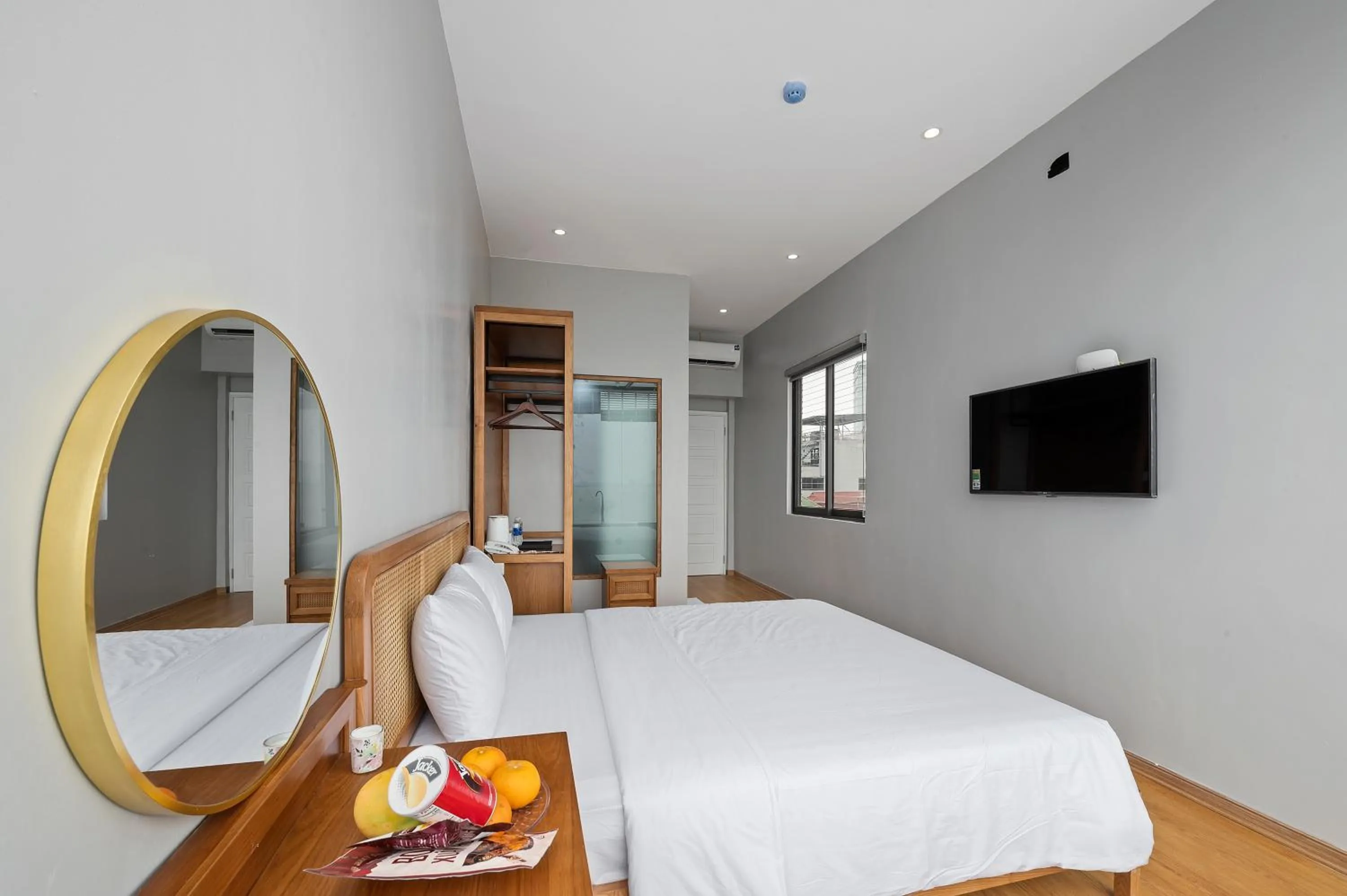 Communal lounge/ TV room, Bed in Lakeview Residence Hotel