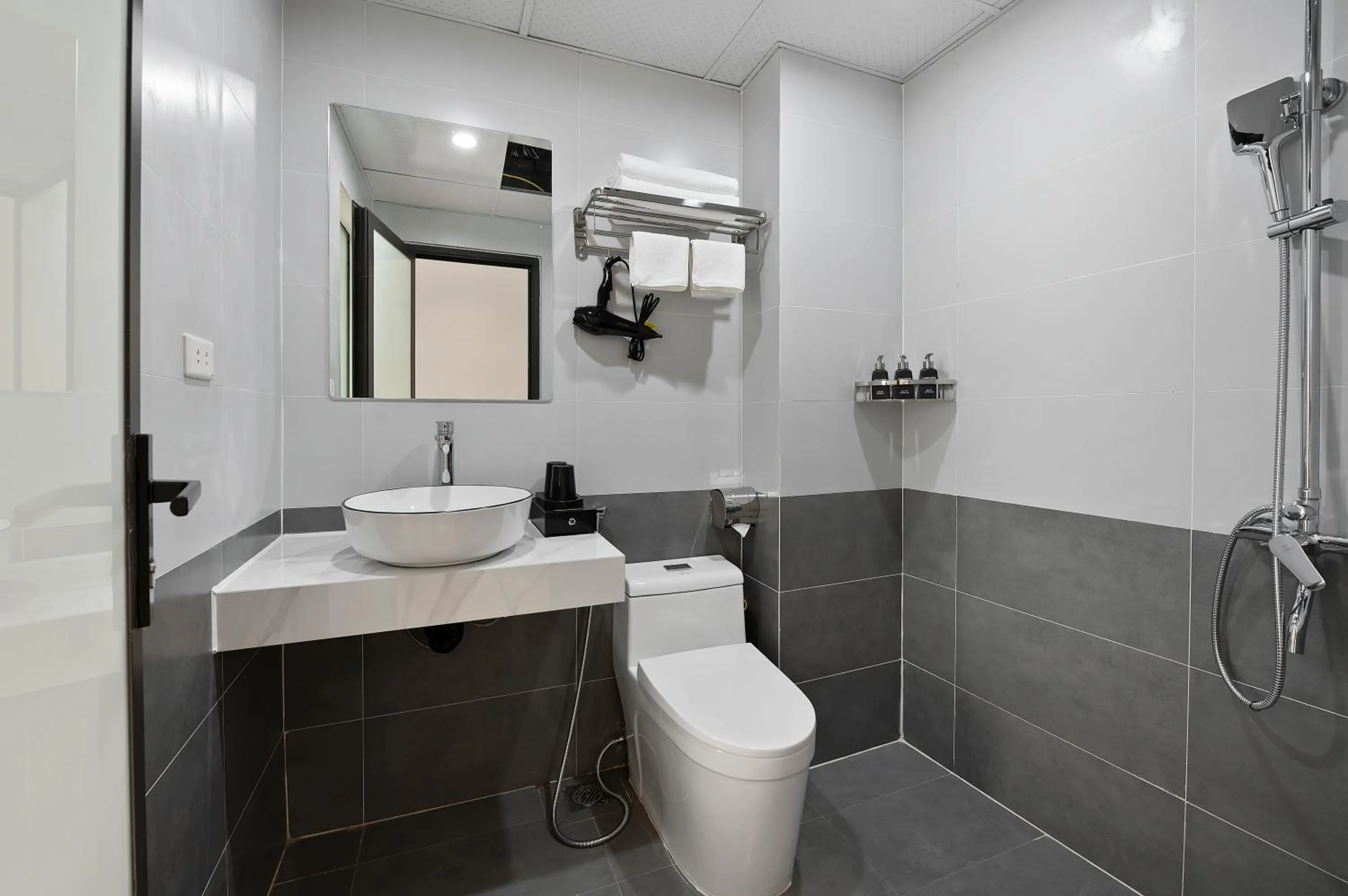 Shower in Lakeview Residence Hotel