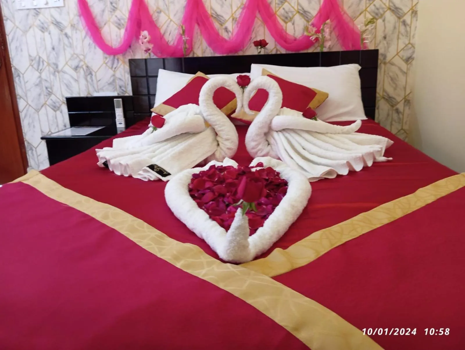 Bed in Adarsha Palace Hotel