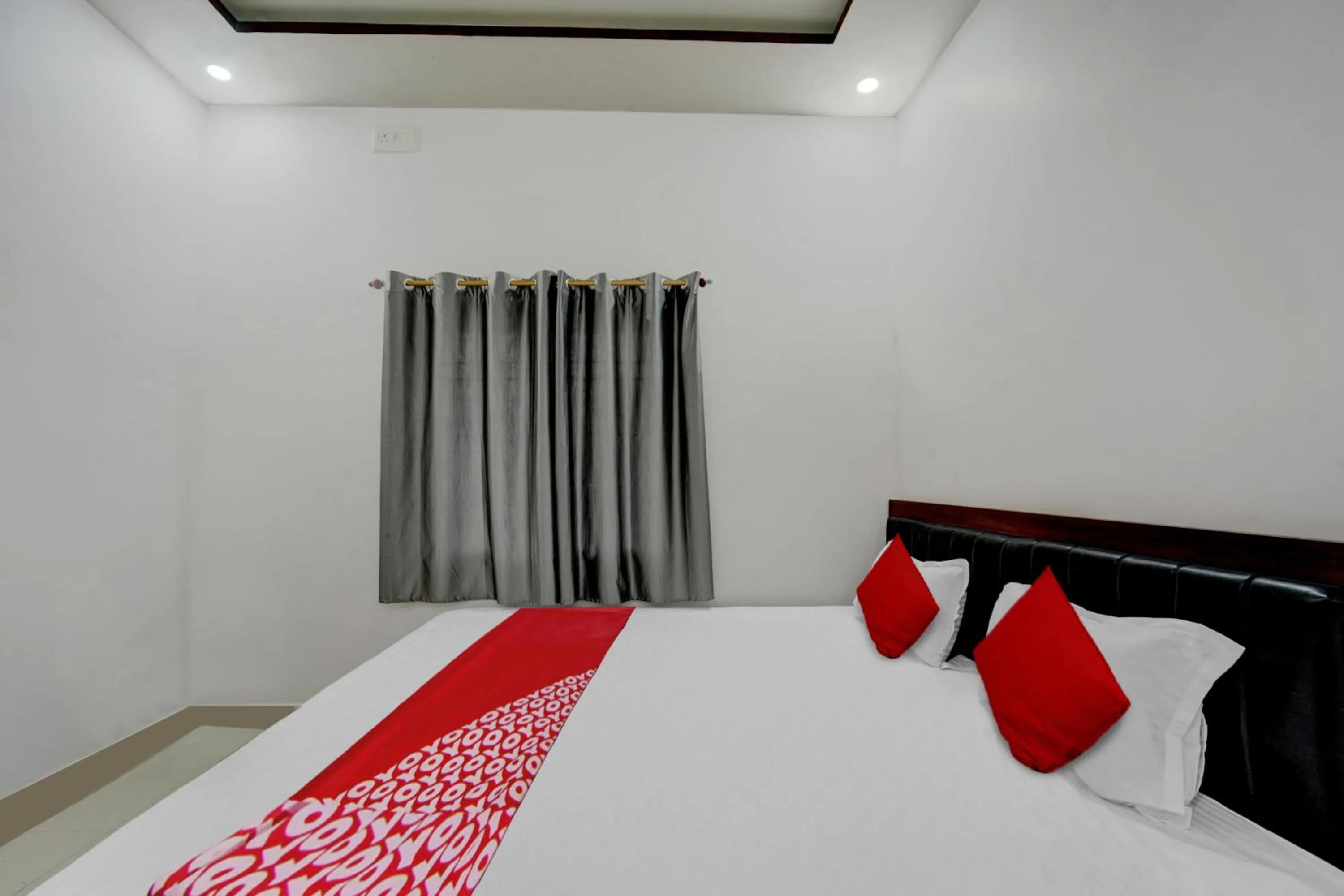 Bedroom, Bed in Super Hotel O Dev Laxmi Palace Hotel & Banquet