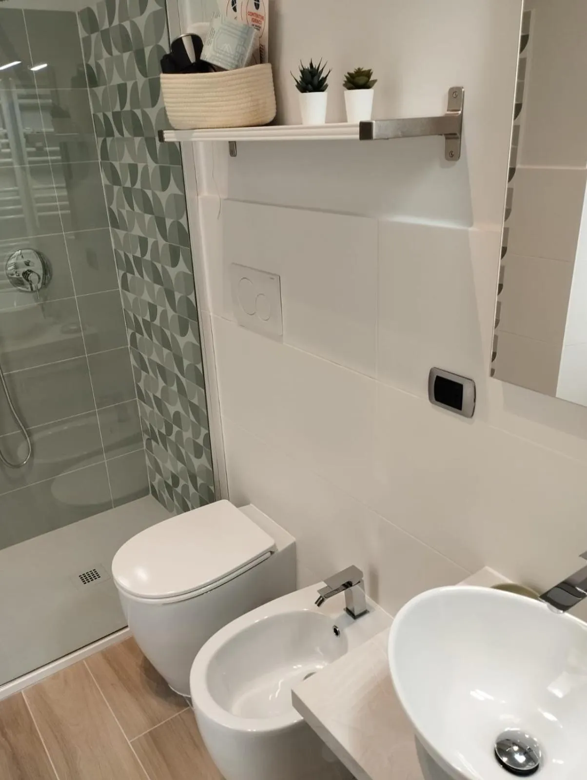 Shower in 111 ColaDiRienzo Rooms - by AD Roma