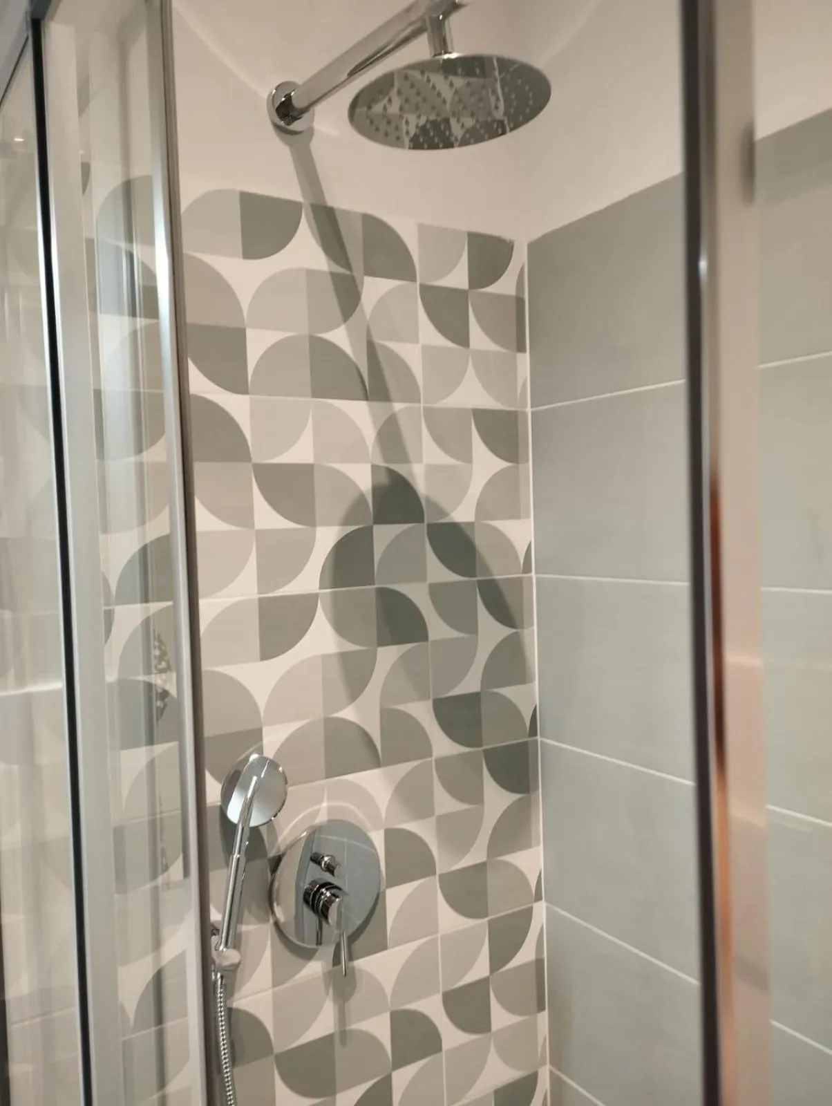 Shower in 111 ColaDiRienzo Rooms - by AD Roma