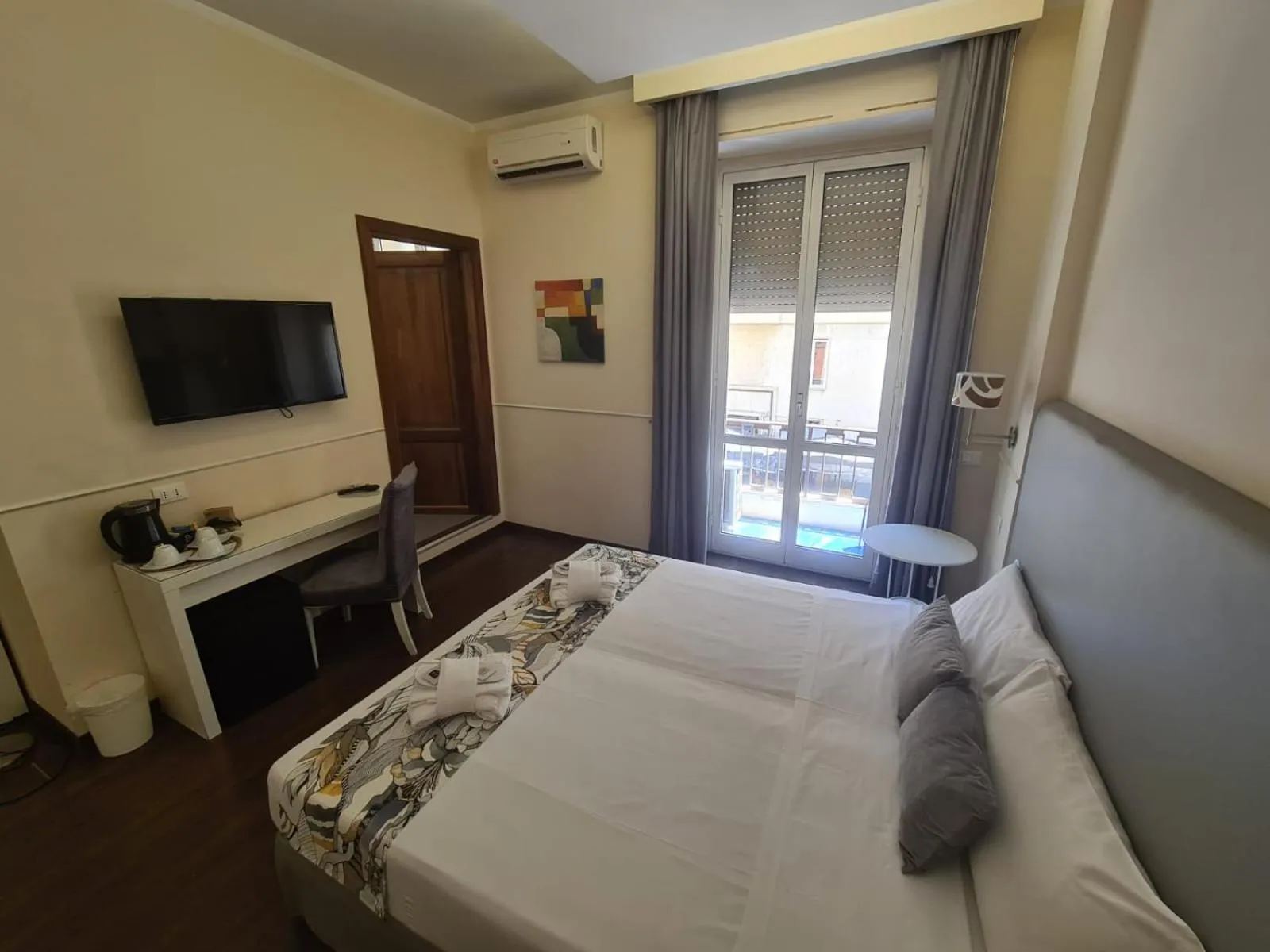 Photo of the whole room, Bed in Caesar Place