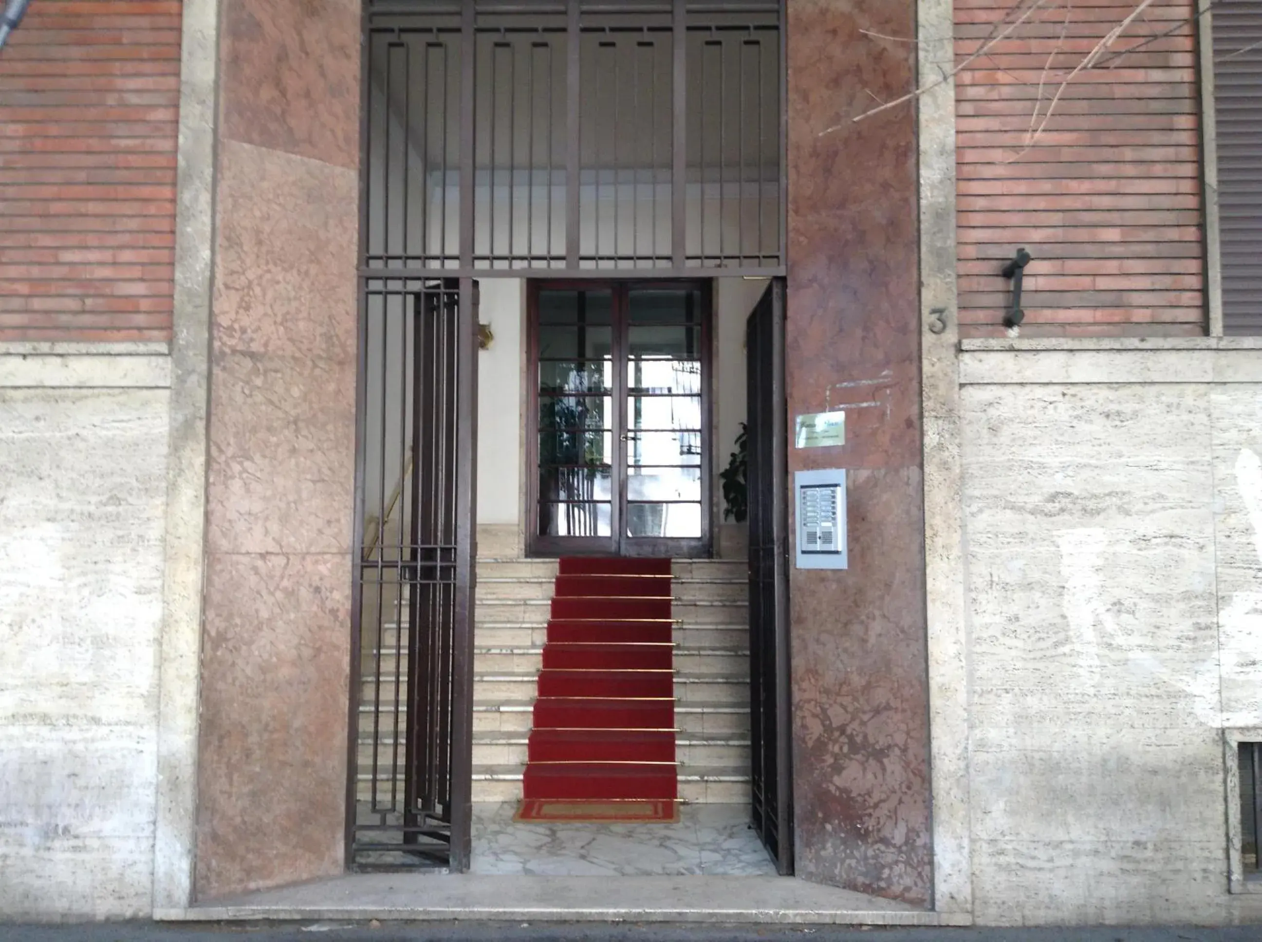 Facade/entrance in Caesar Place Facade/entrance in Caesar Place