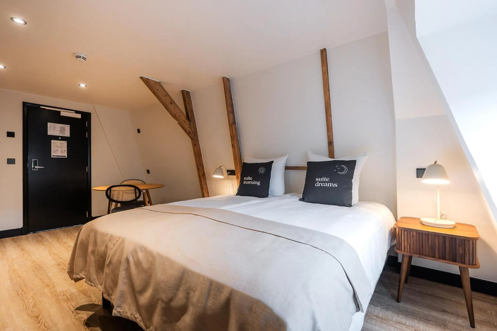 Bed in Limehome Amsterdam Leidsekruisstraat