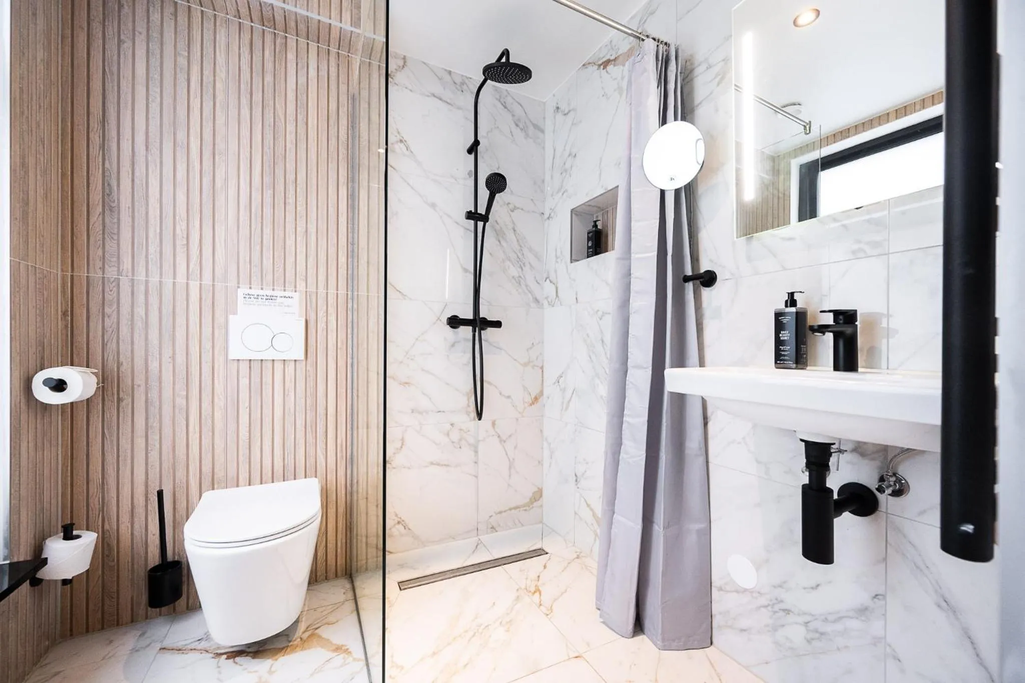 Shower in Limehome Amsterdam Leidsekruisstraat