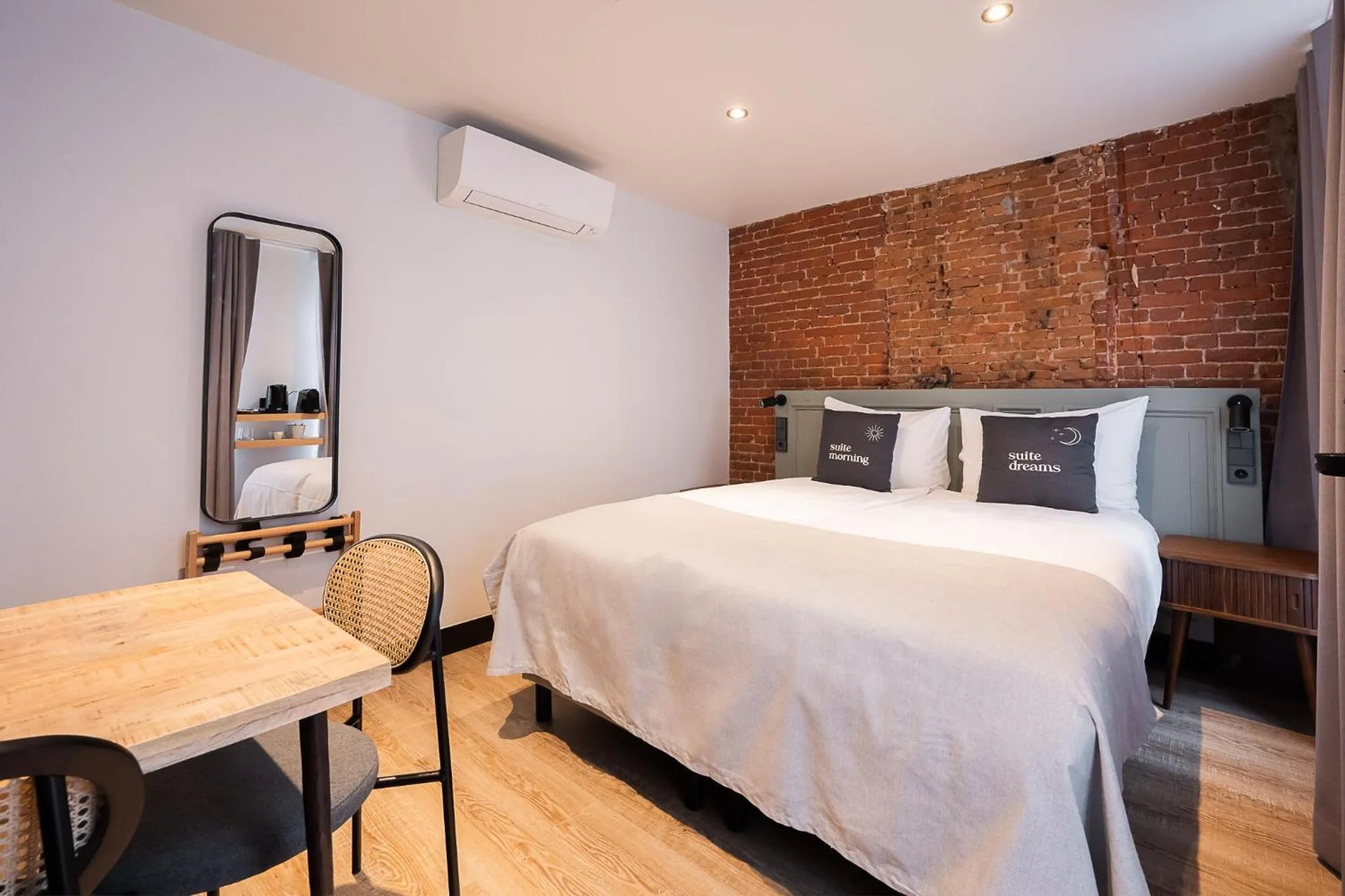Bed in Limehome Amsterdam Leidsekruisstraat
