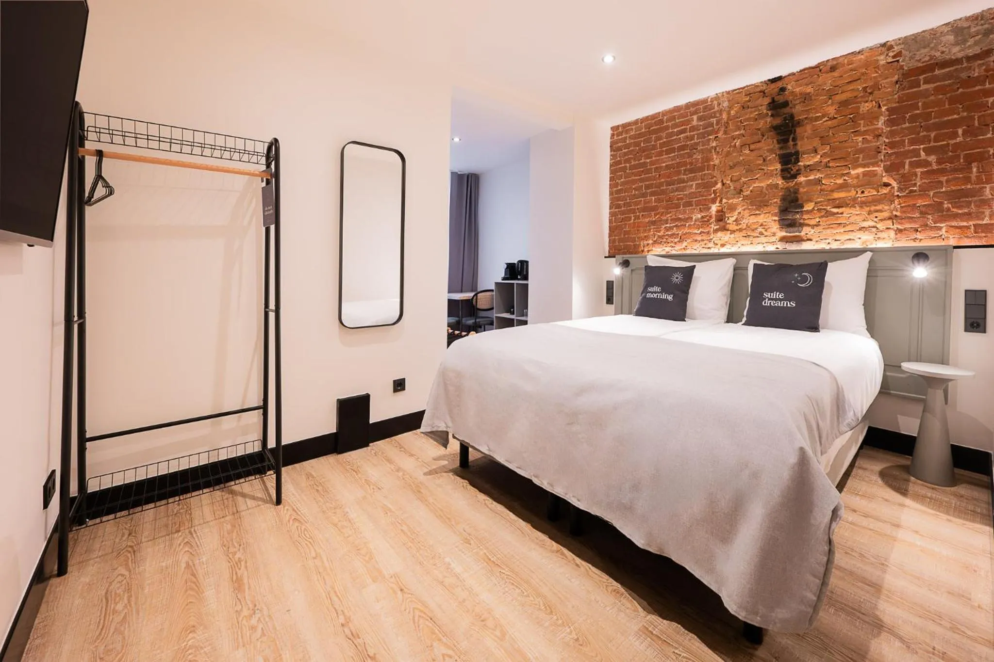 Bed in Limehome Amsterdam Leidsekruisstraat