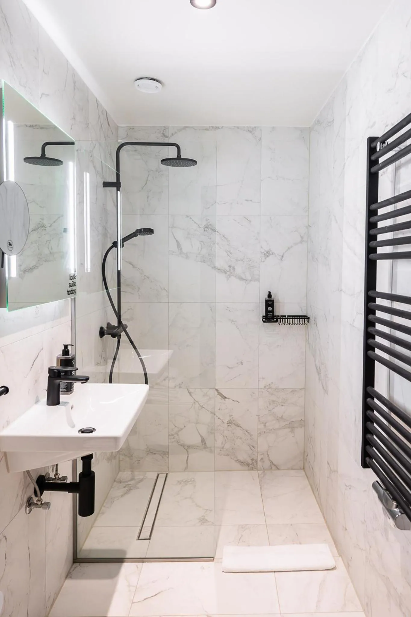 Shower in Limehome Amsterdam Leidsekruisstraat