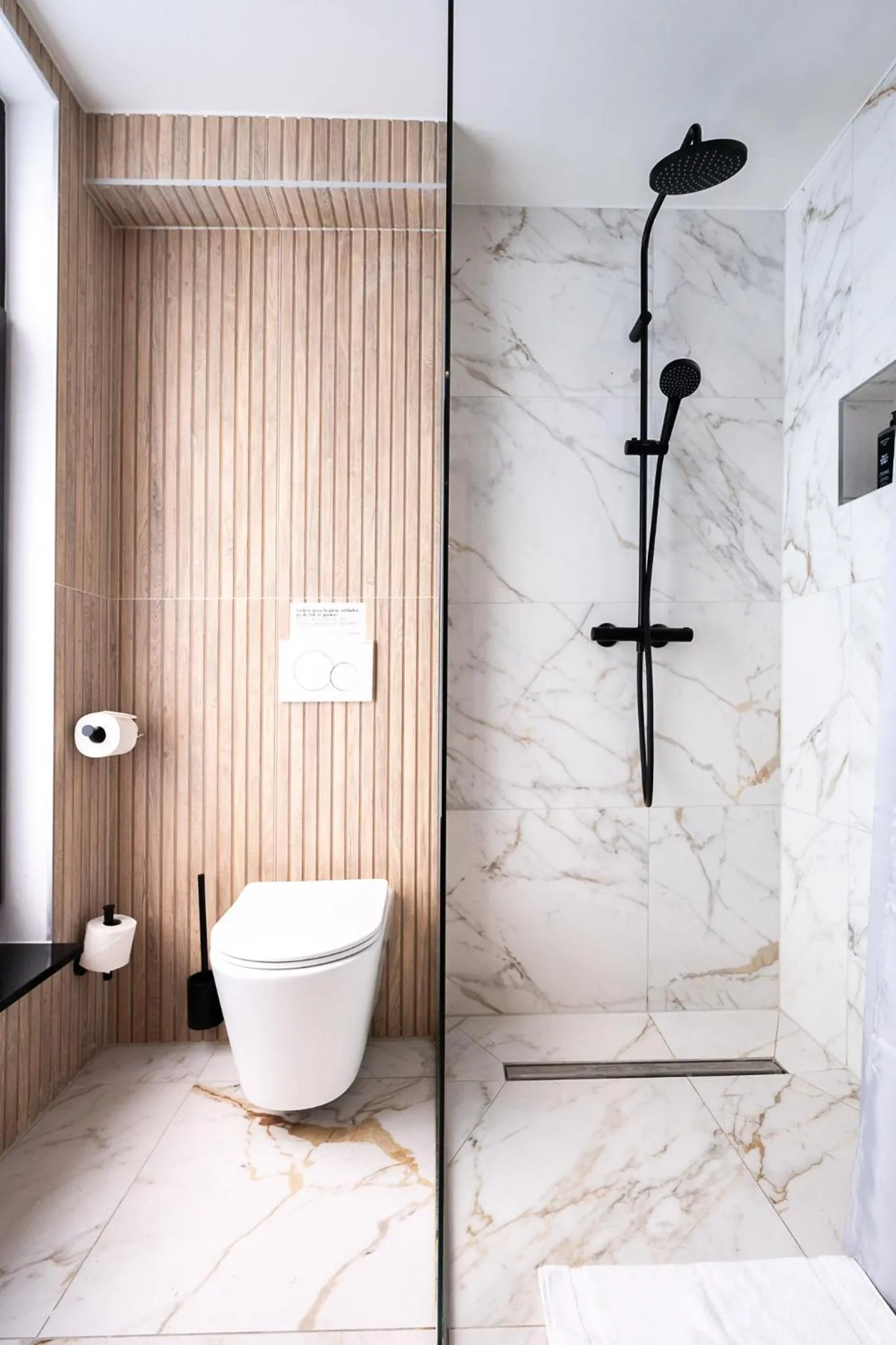 Shower in Limehome Amsterdam Leidsekruisstraat