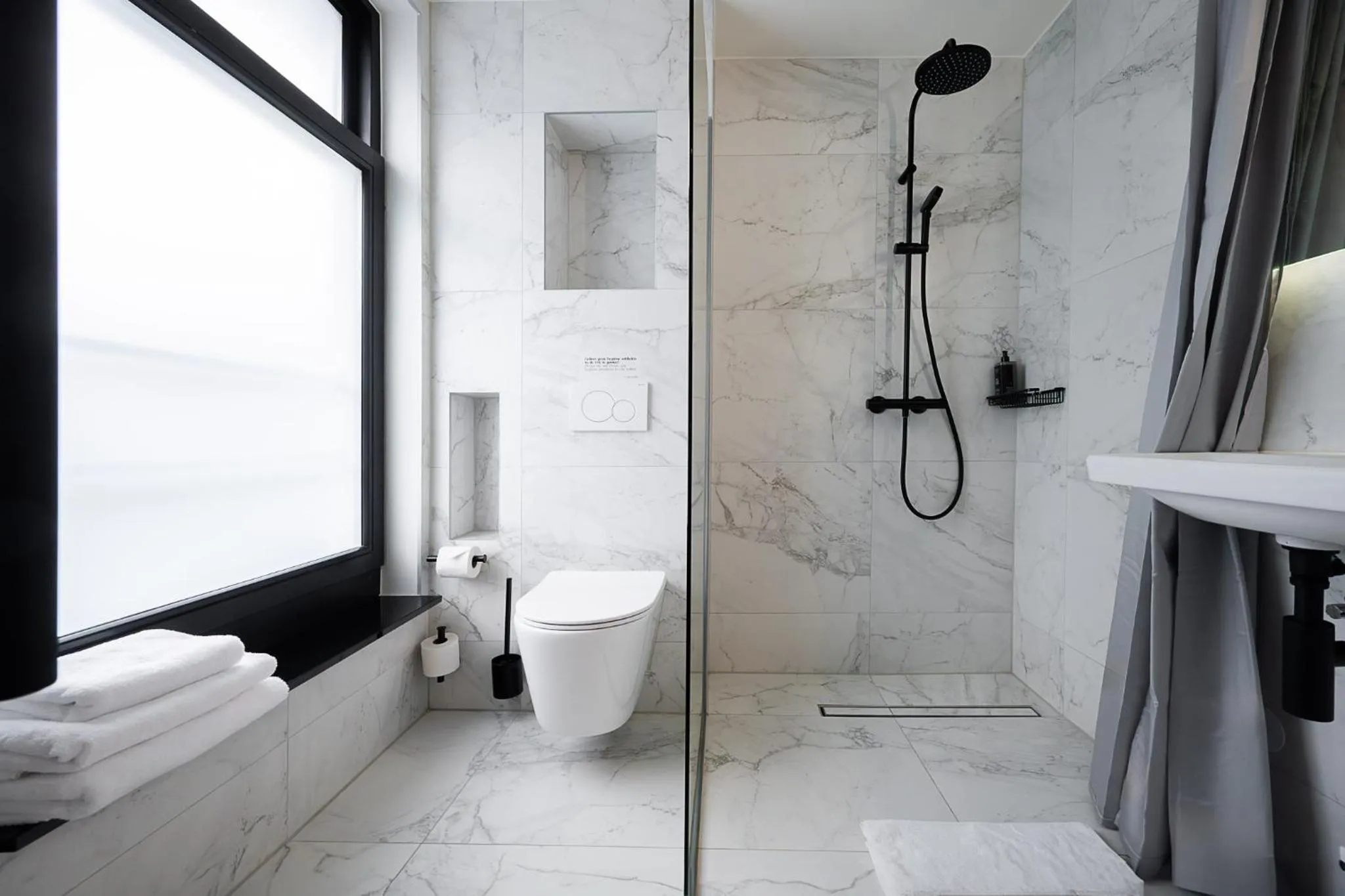 Shower in Limehome Amsterdam Leidsekruisstraat