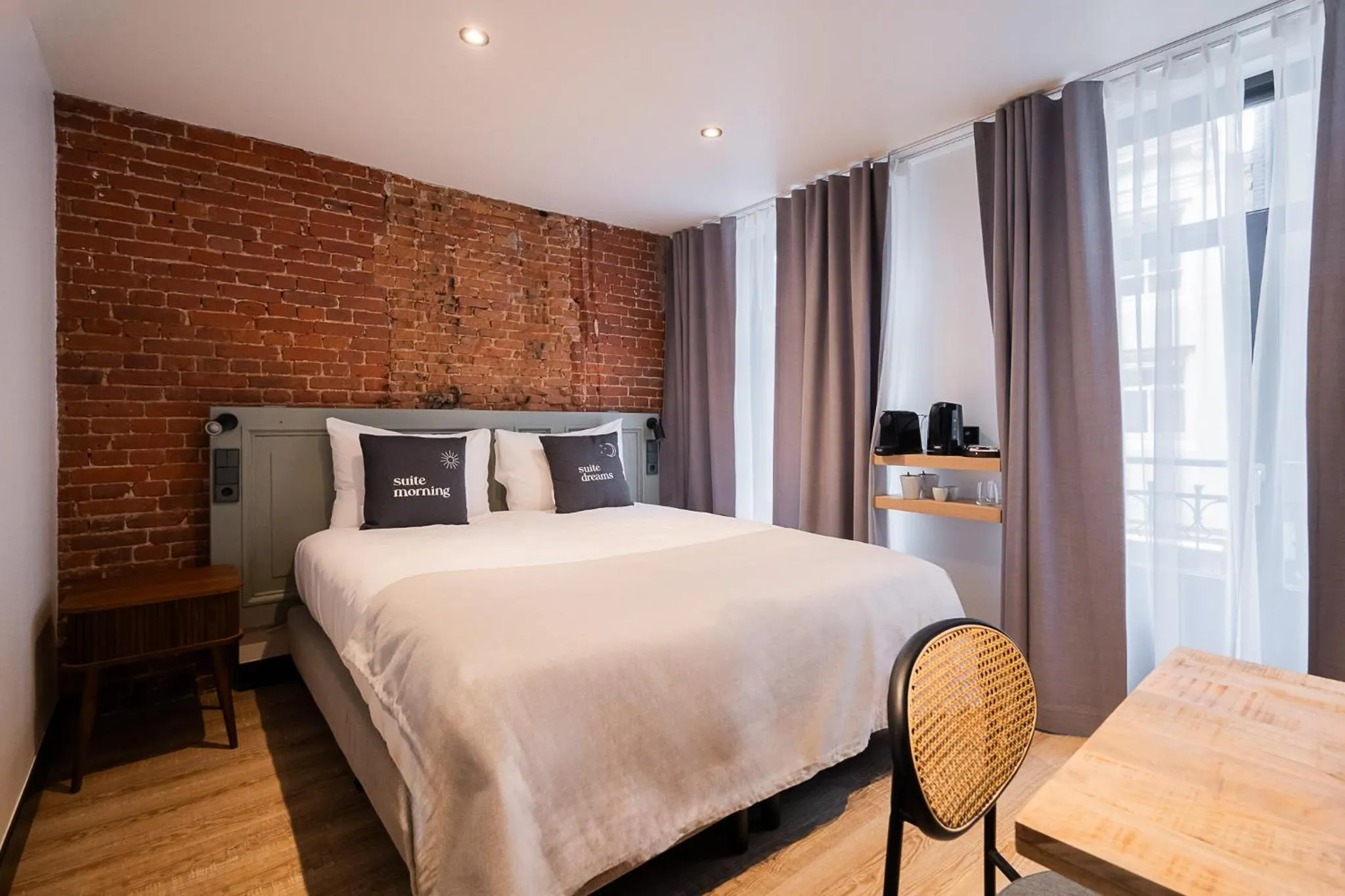 Bed in Limehome Amsterdam Leidsekruisstraat