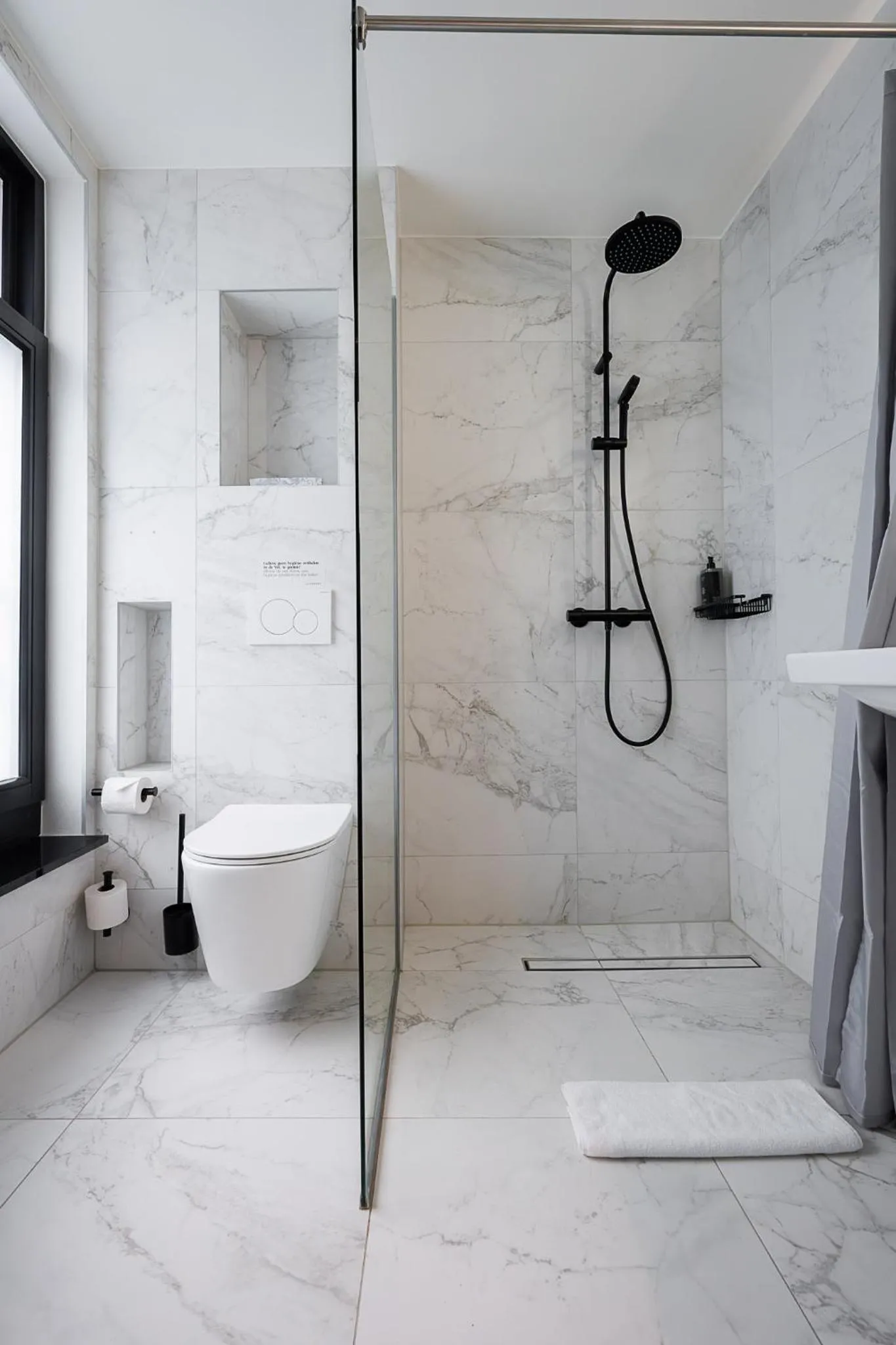Shower in Limehome Amsterdam Leidsekruisstraat
