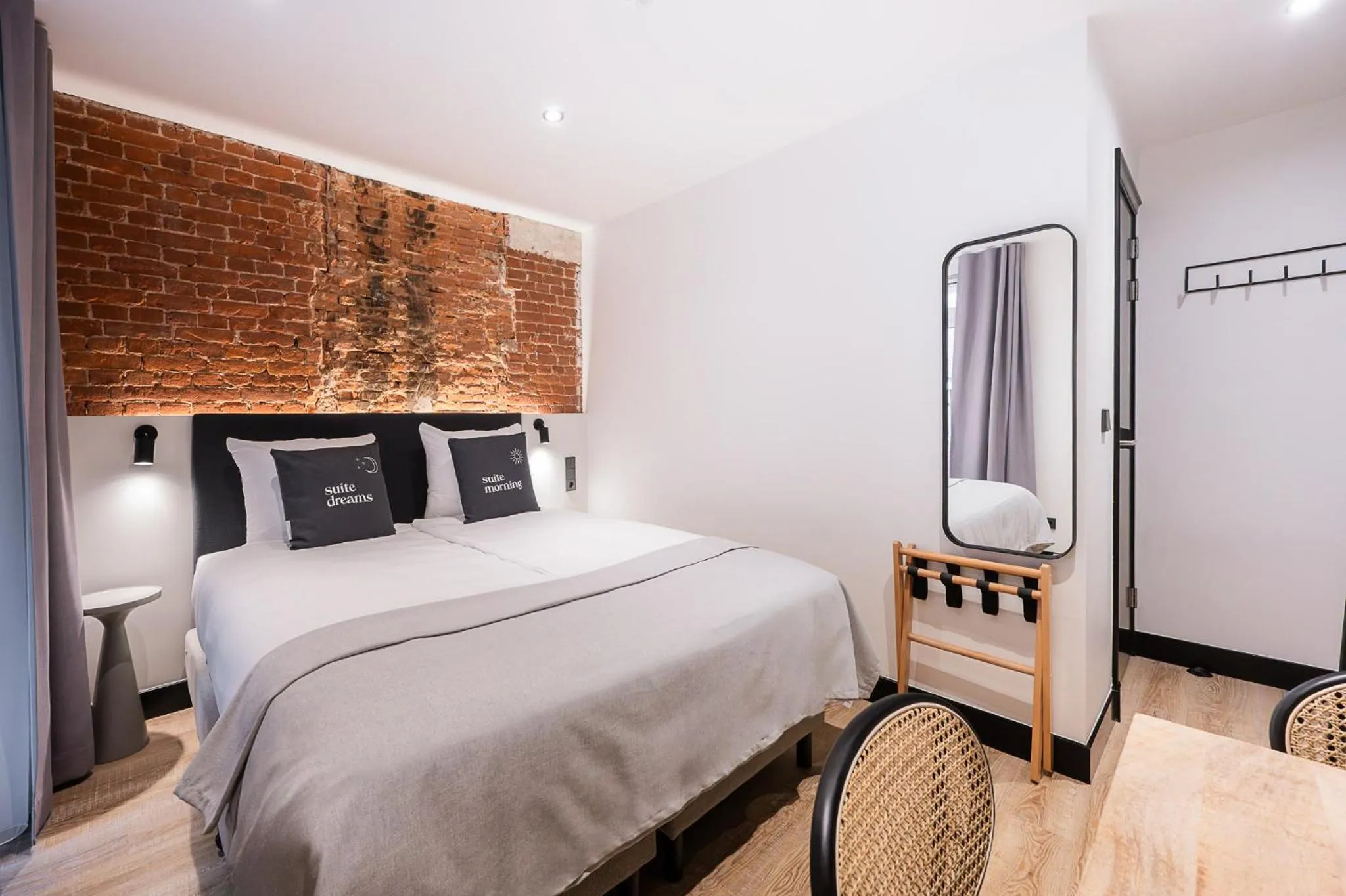 Bed in Limehome Amsterdam Leidsekruisstraat