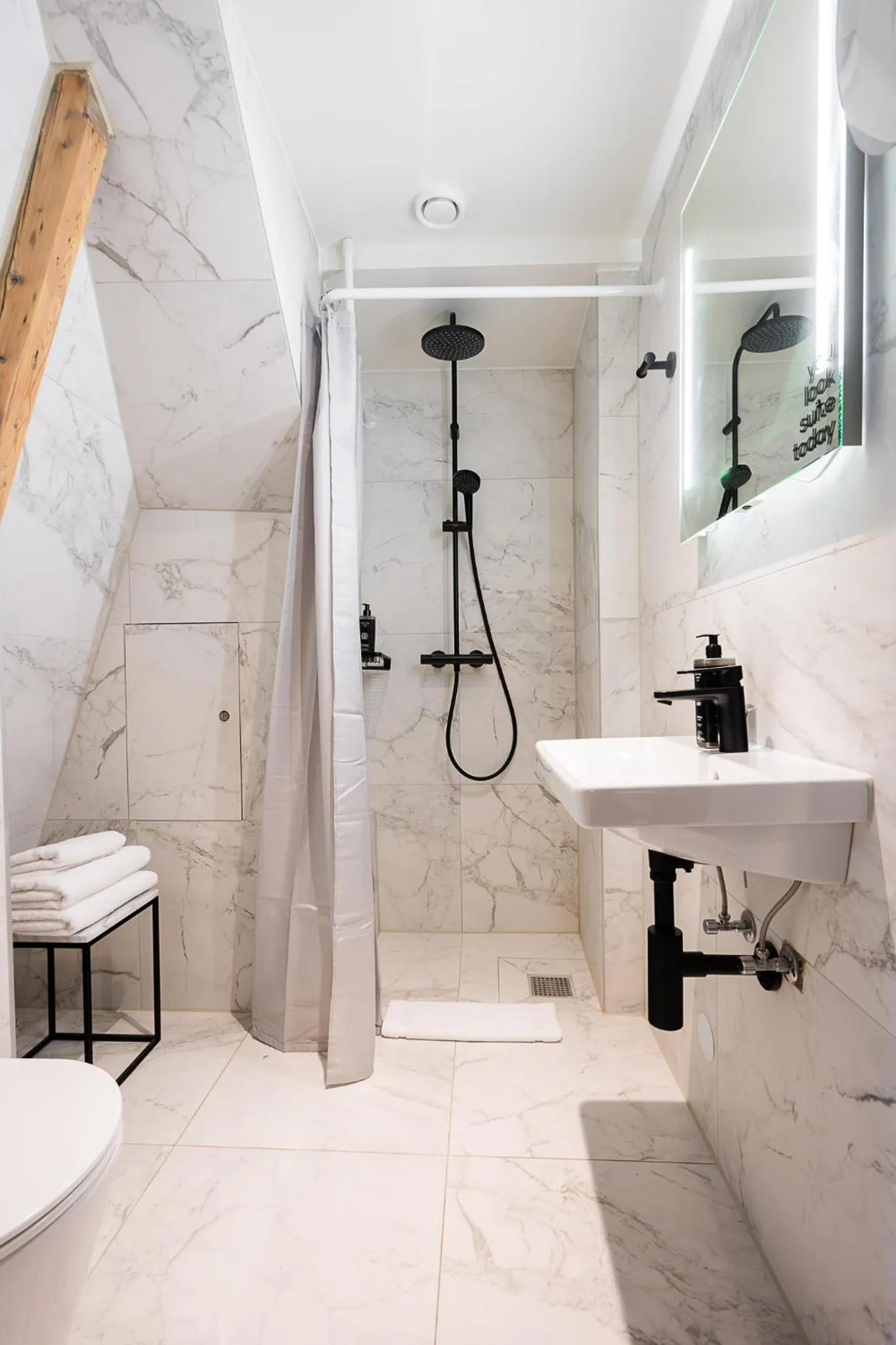 Shower in Limehome Amsterdam Leidsekruisstraat