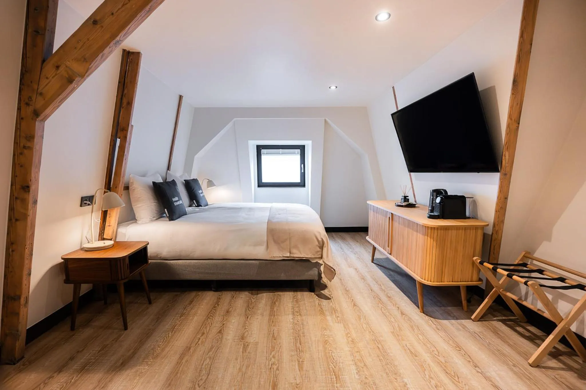 Bed in Limehome Amsterdam Leidsekruisstraat