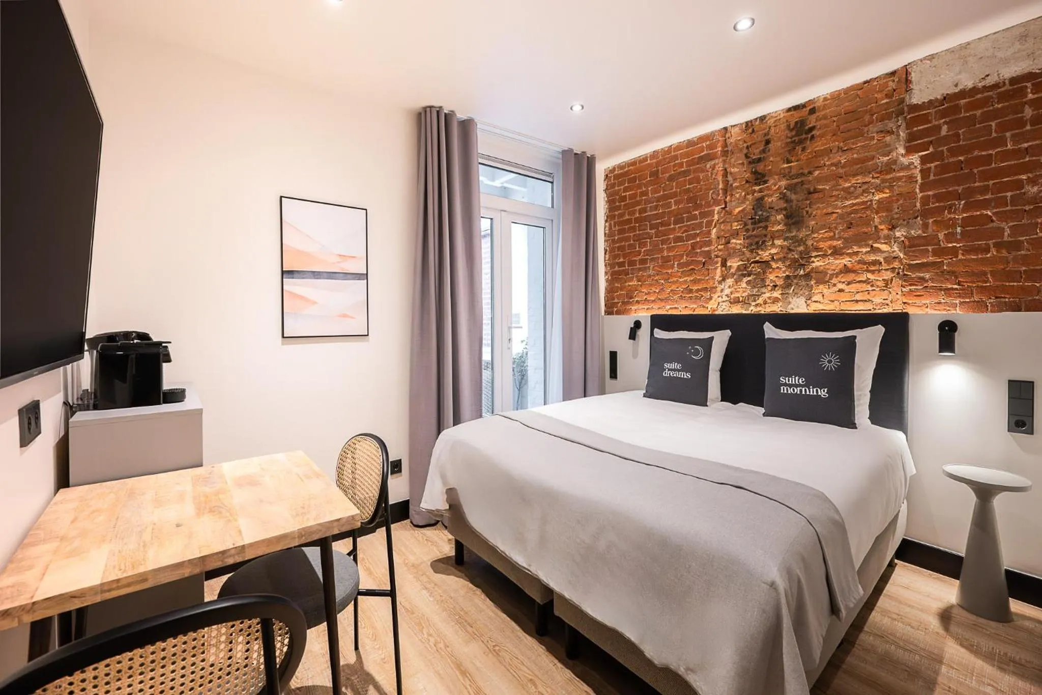 Bed in Limehome Amsterdam Leidsekruisstraat