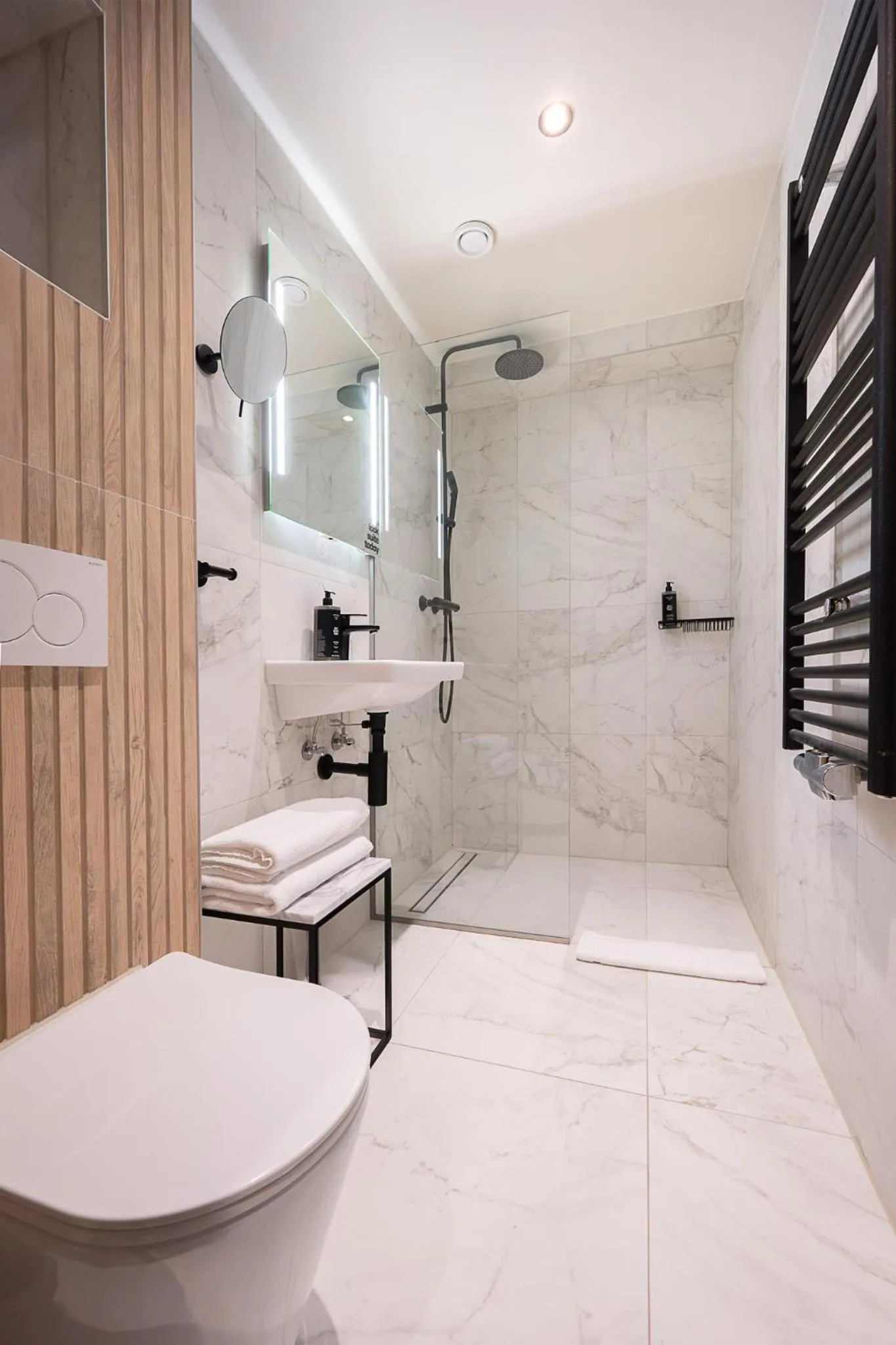 Shower in Limehome Amsterdam Leidsekruisstraat