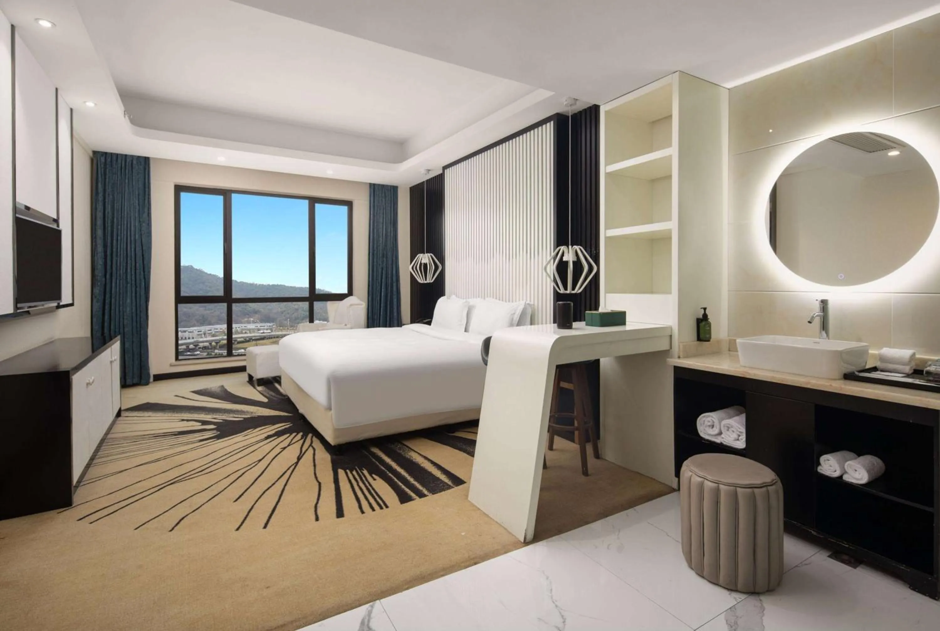 Photo of the whole room, Bed in Days Inn by Wyndham Hangzhou Zhuantang