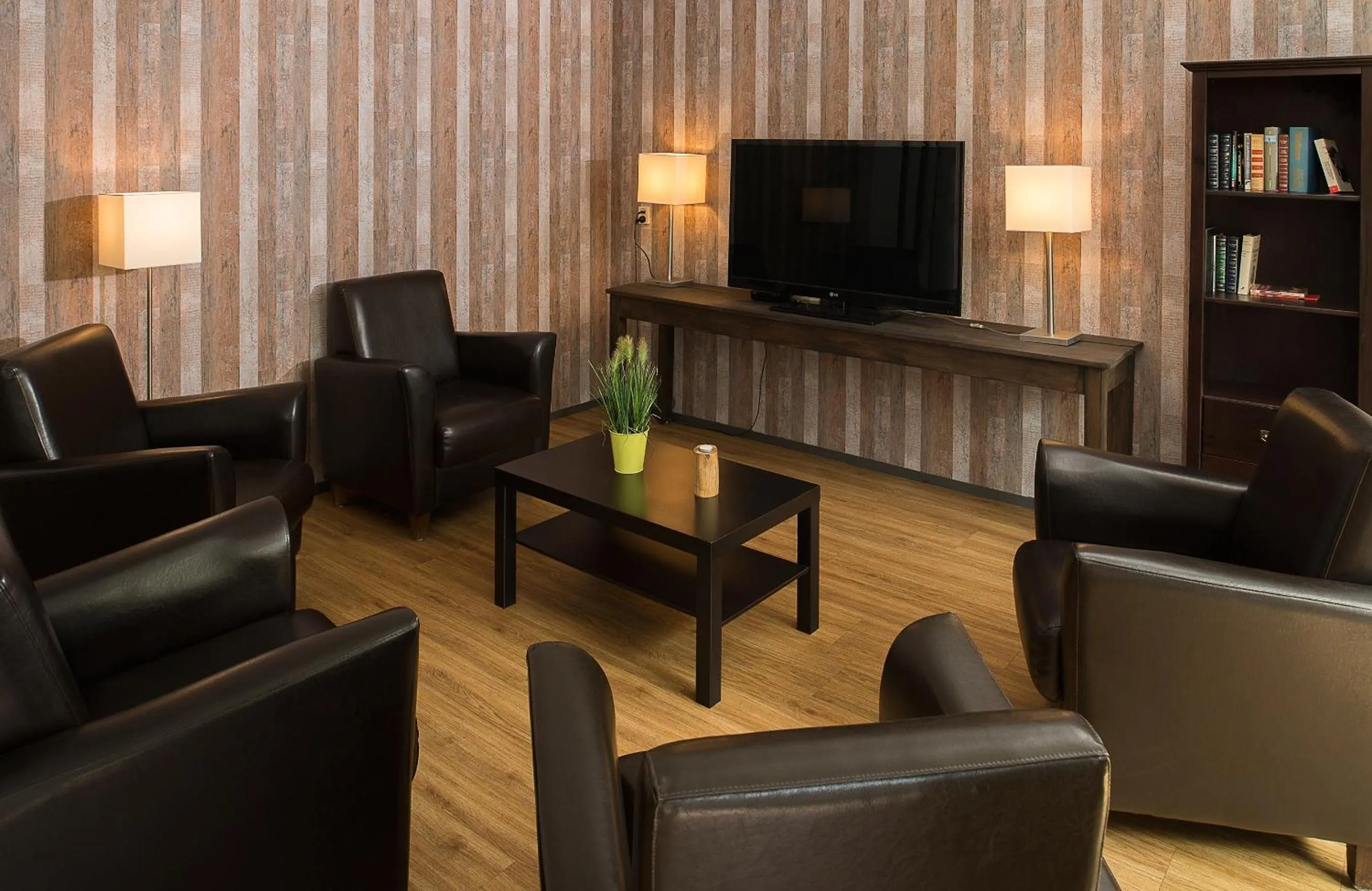 Communal lounge/ TV room in Parkhotel De Bosrand