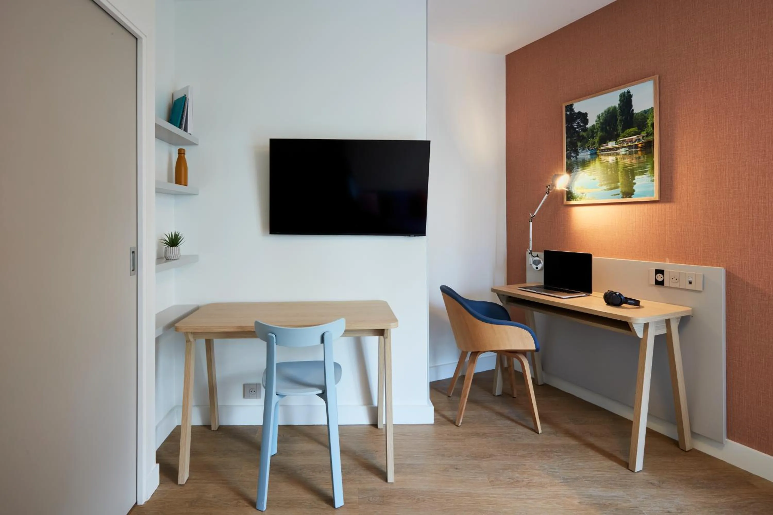 TV and multimedia in Aparthotel Adagio Paris Boulogne