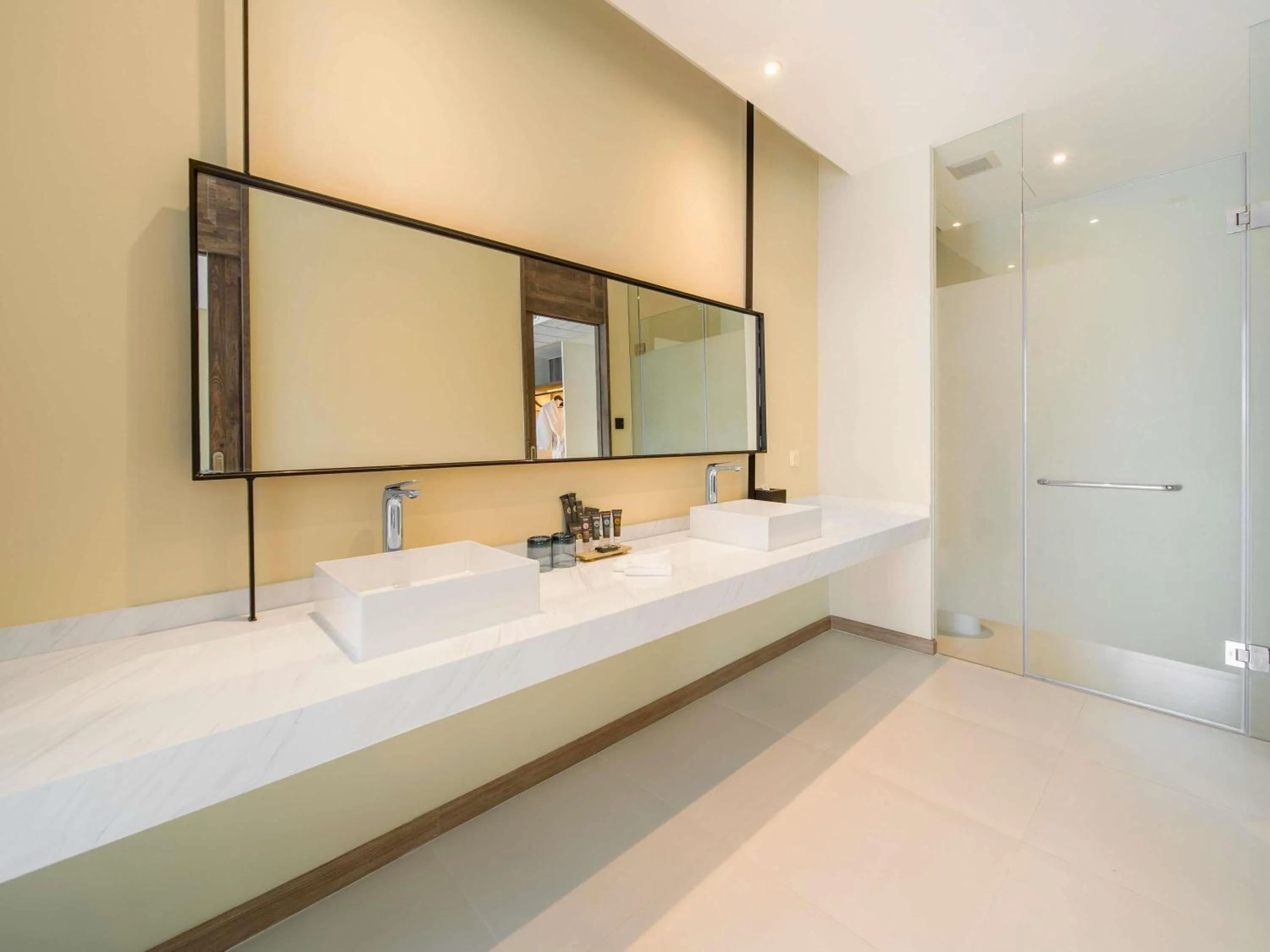 Bedroom, Bed in Novotel Koh Si Chang