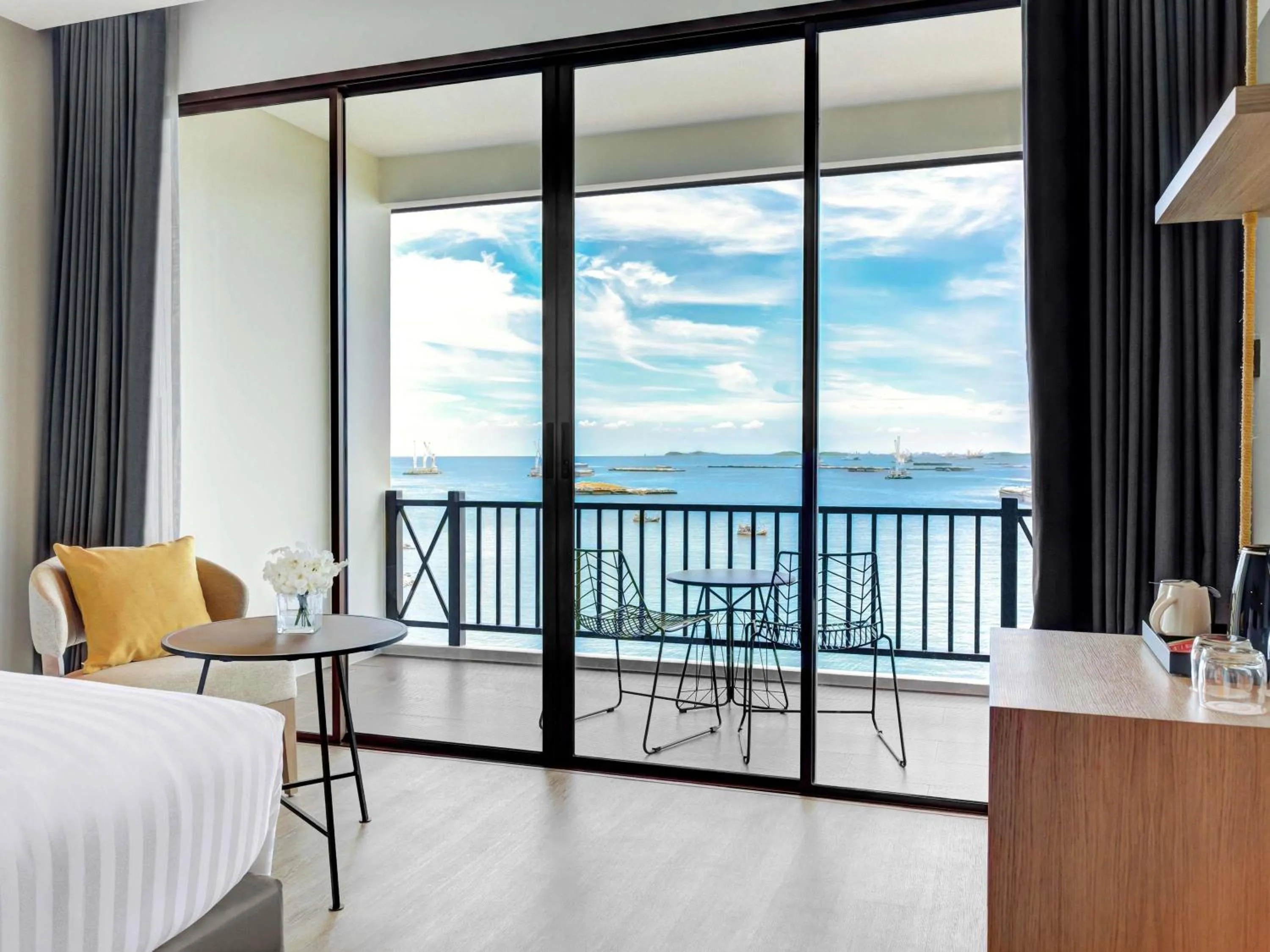 Bedroom, Bed in Novotel Koh Si Chang